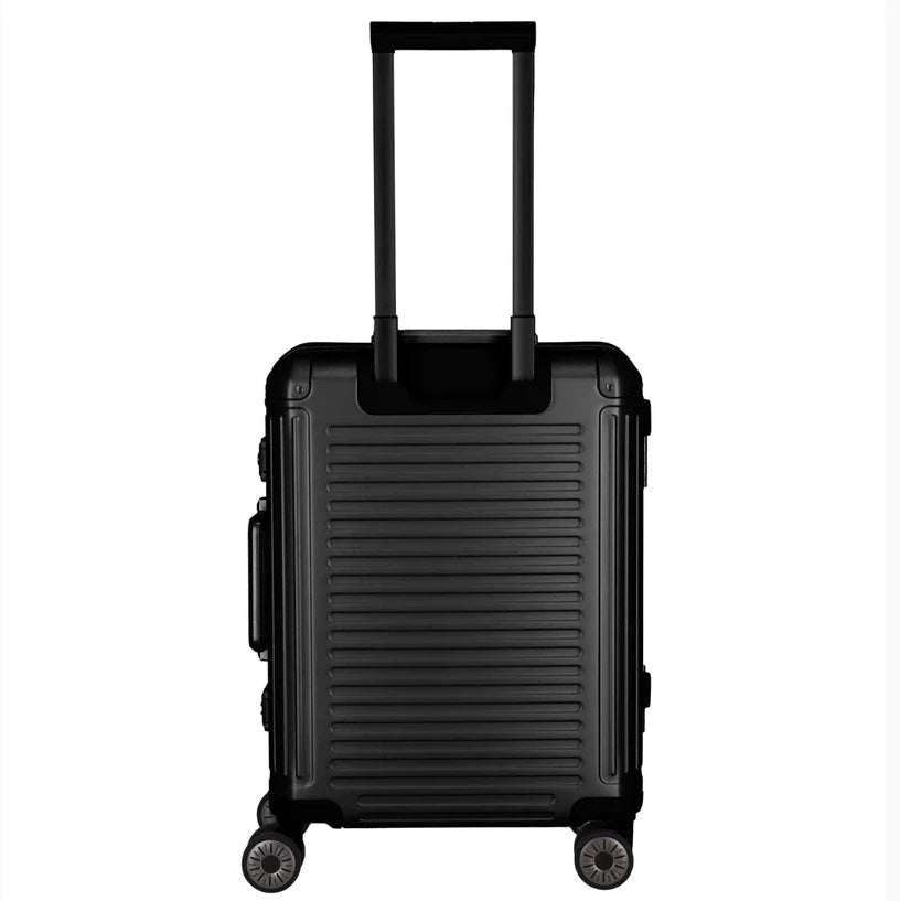 Rückansicht kleiner schwarzer Aluminium Koffer von Travelite, Rillendesign ähnlich wie bei Rimowa Koffer