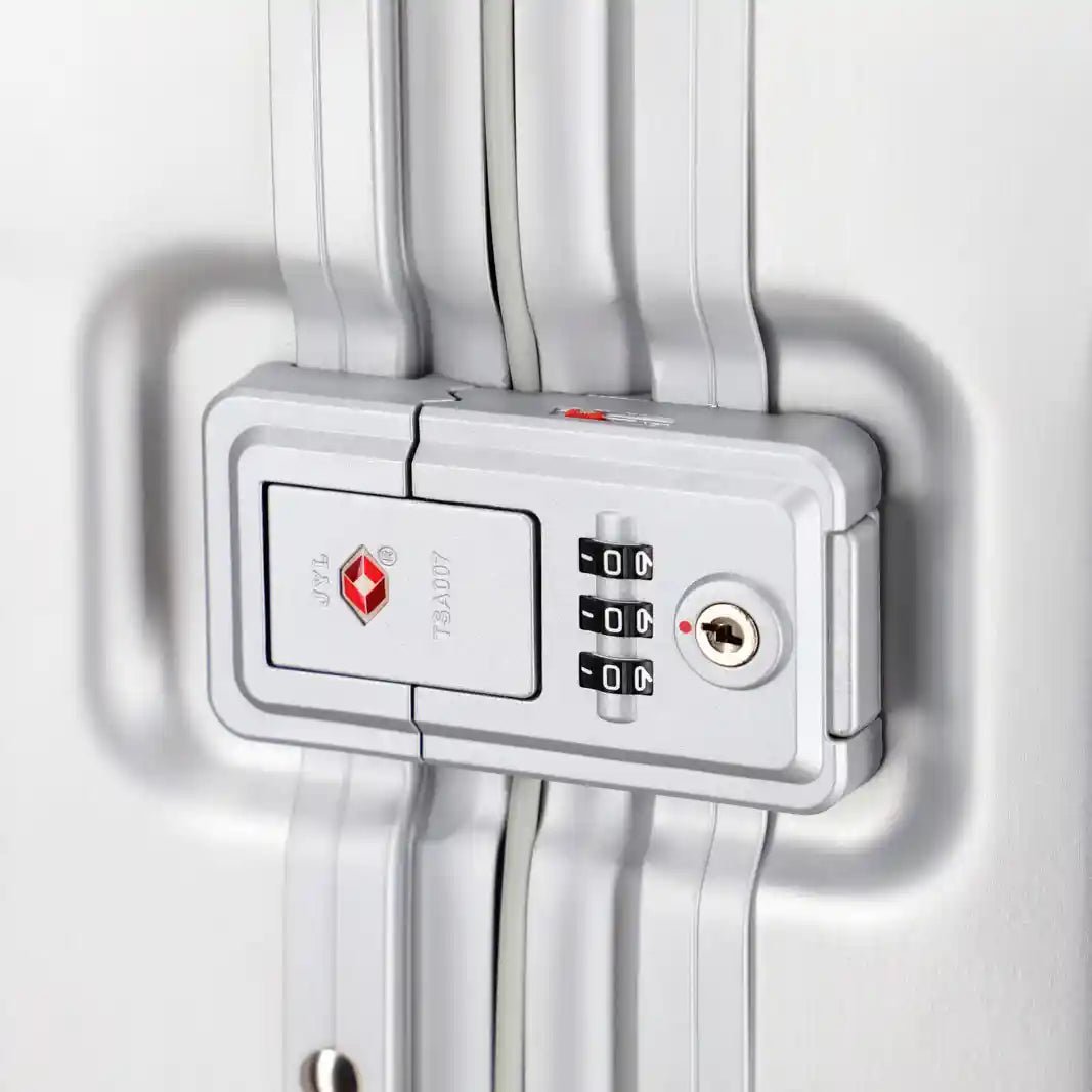 Travelite Next Aluminiumkoffer S - Detailansicht TSA-Kombinationsschloss silber