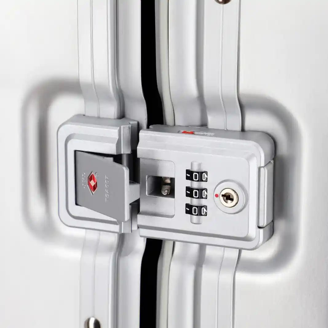Travelite Next Aluminiumkoffer S - Detailansicht TSA-Kombinationsschloss silber wie bei Rimowa Aluminium Trolleys
