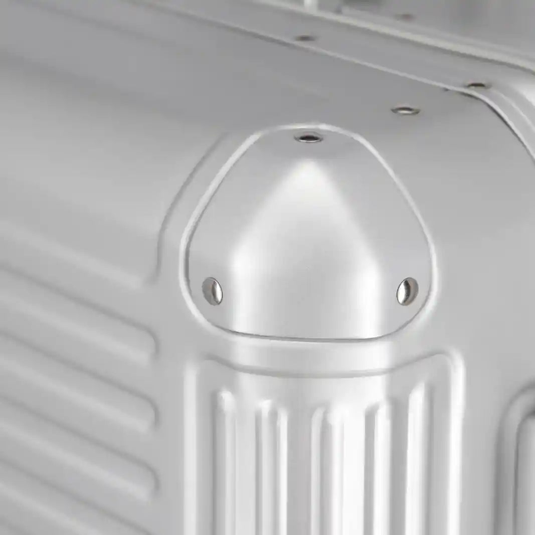 Travelite Next Aluminiumkoffer S - Detail von Eckenverstärkung ähnlich wie bei Rimowa Alu Koffer