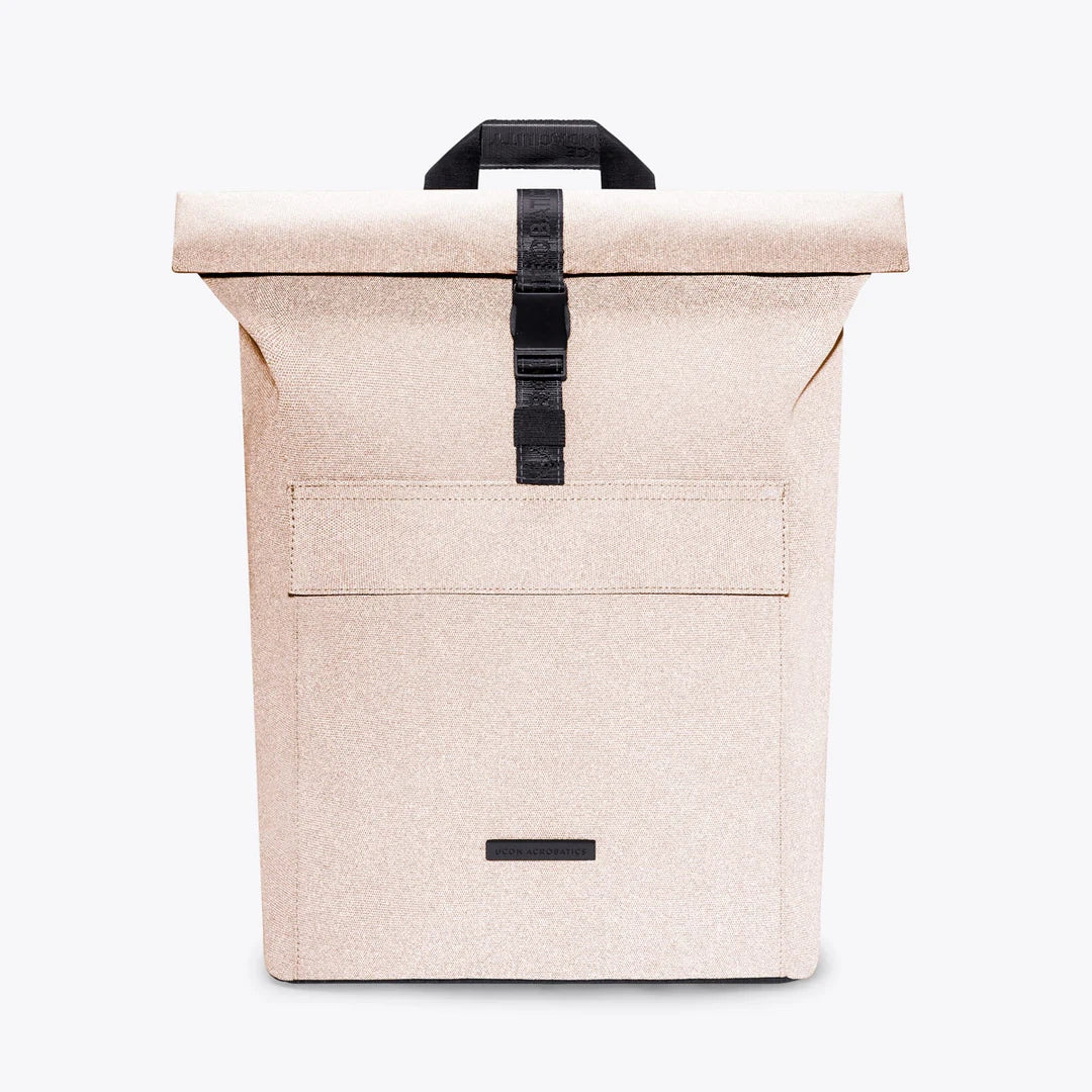 Ucon Acrobatics Jannik Medium Rucksack 45 cm – Dark Sand Reflect mit Rolltop-Verschluss, reflektierender Oberfläche und klarer Linienführung