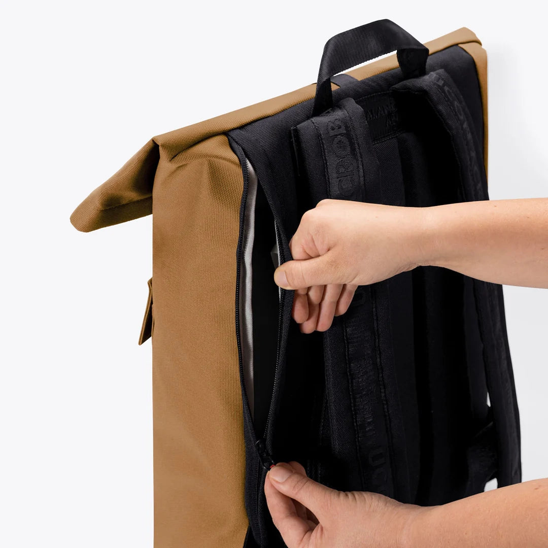 Innenansicht des Ucon Acrobatics Phantom Jannik Medium Backpack – Dark Sand Reflect mit Laptopfach, Reißverschlusstasche und organisiertem Innenraum