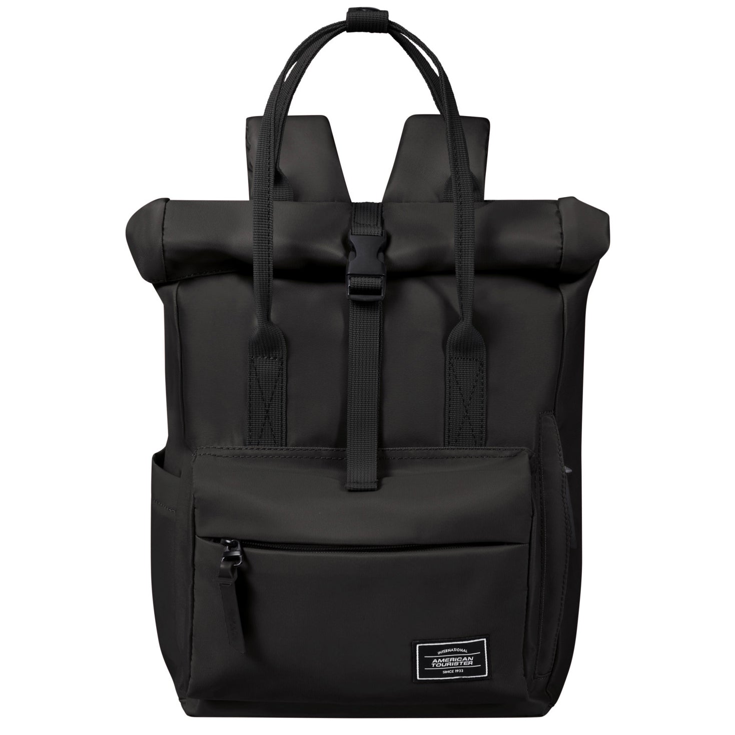 Schwarzer Rolltop-Rucksack mit Reißverschlussfronttasche, zwei Tragegriffen oben, Schnalle und Außentaschen seitlich