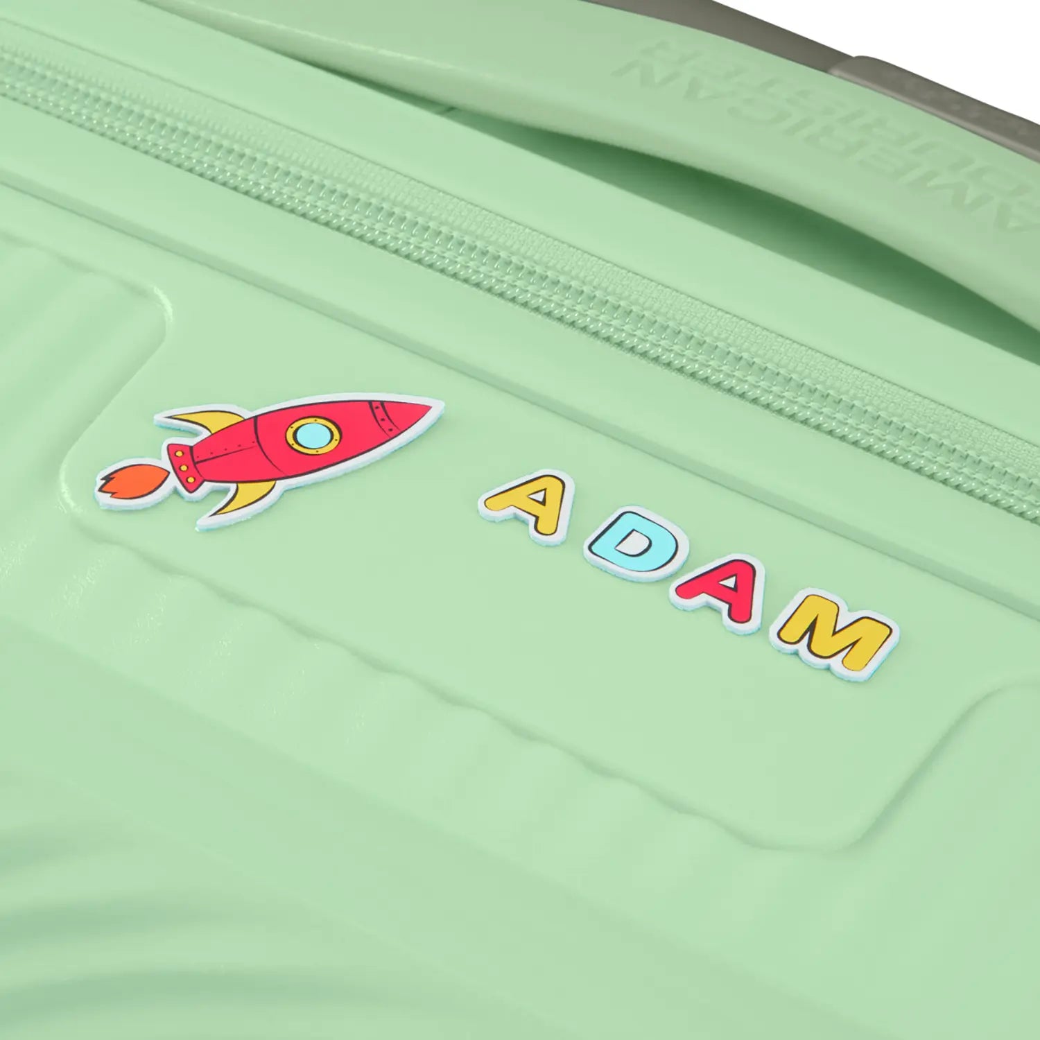 Nahaufnahme der bunten Sticker auf Pastellgrünem Trolley