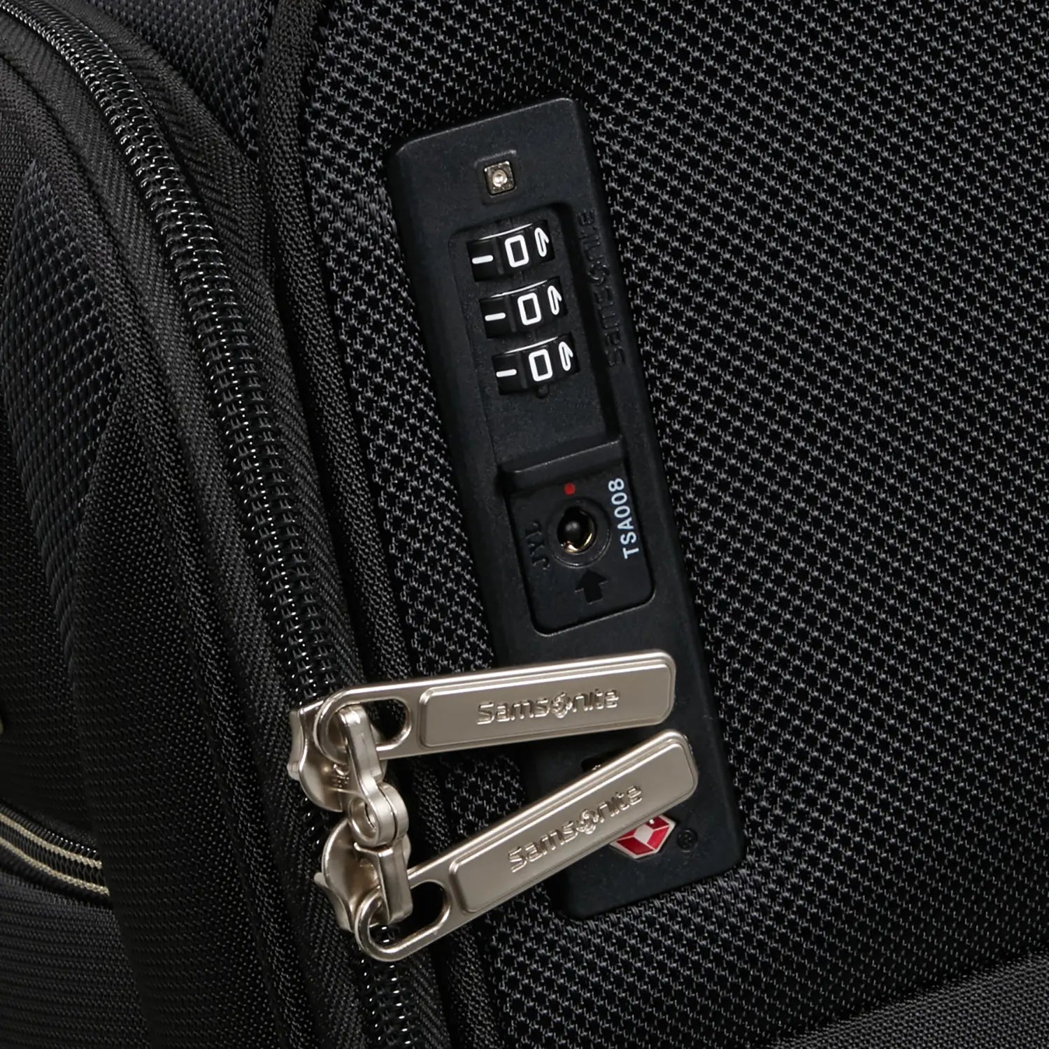 Detailaufnahme des TSA-Zahlenschlosses am Base Breeze Upright in Schwarz