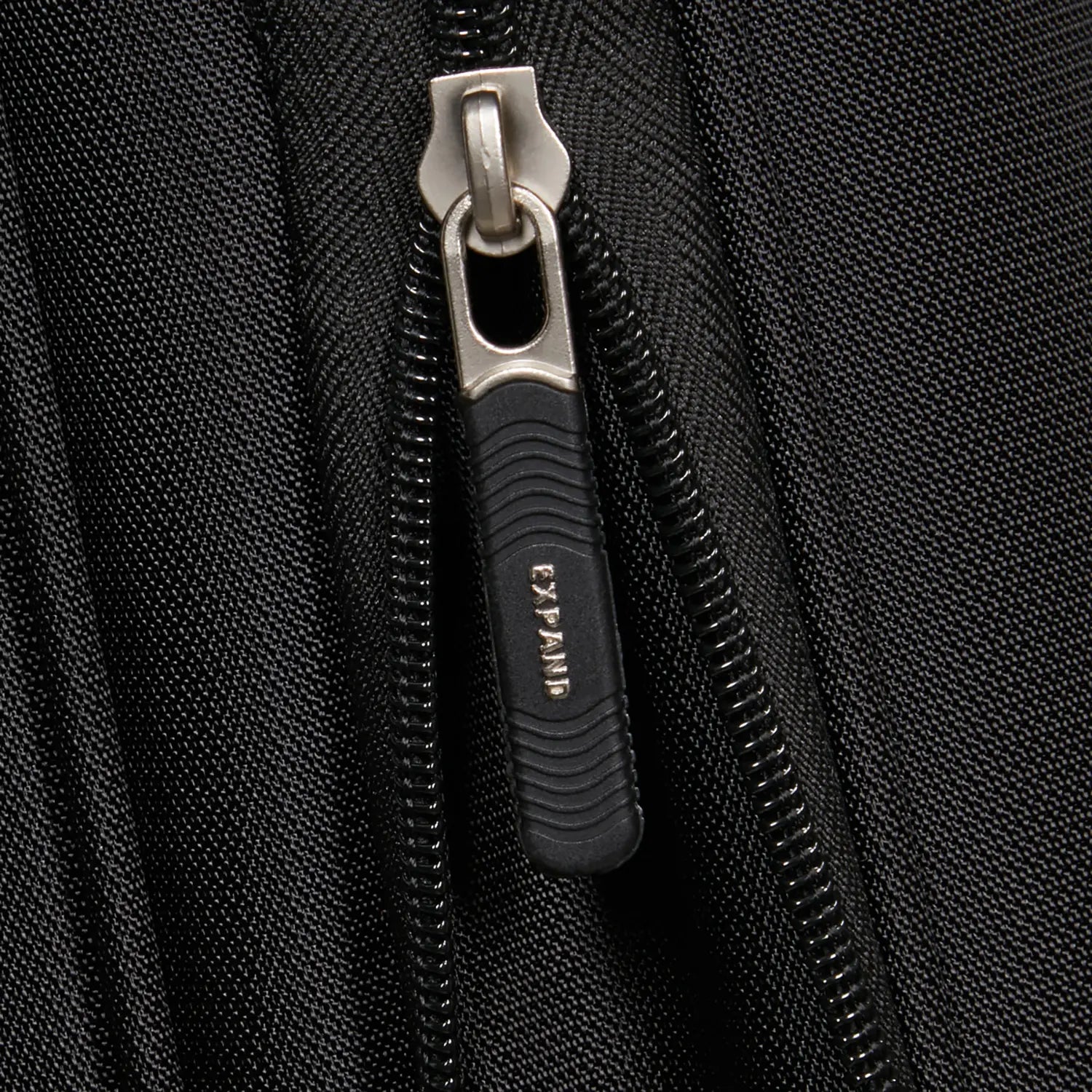 Detailaufnahme der Dehnfalte am Samsonite Base Breeze Spinner 67 cm – Black