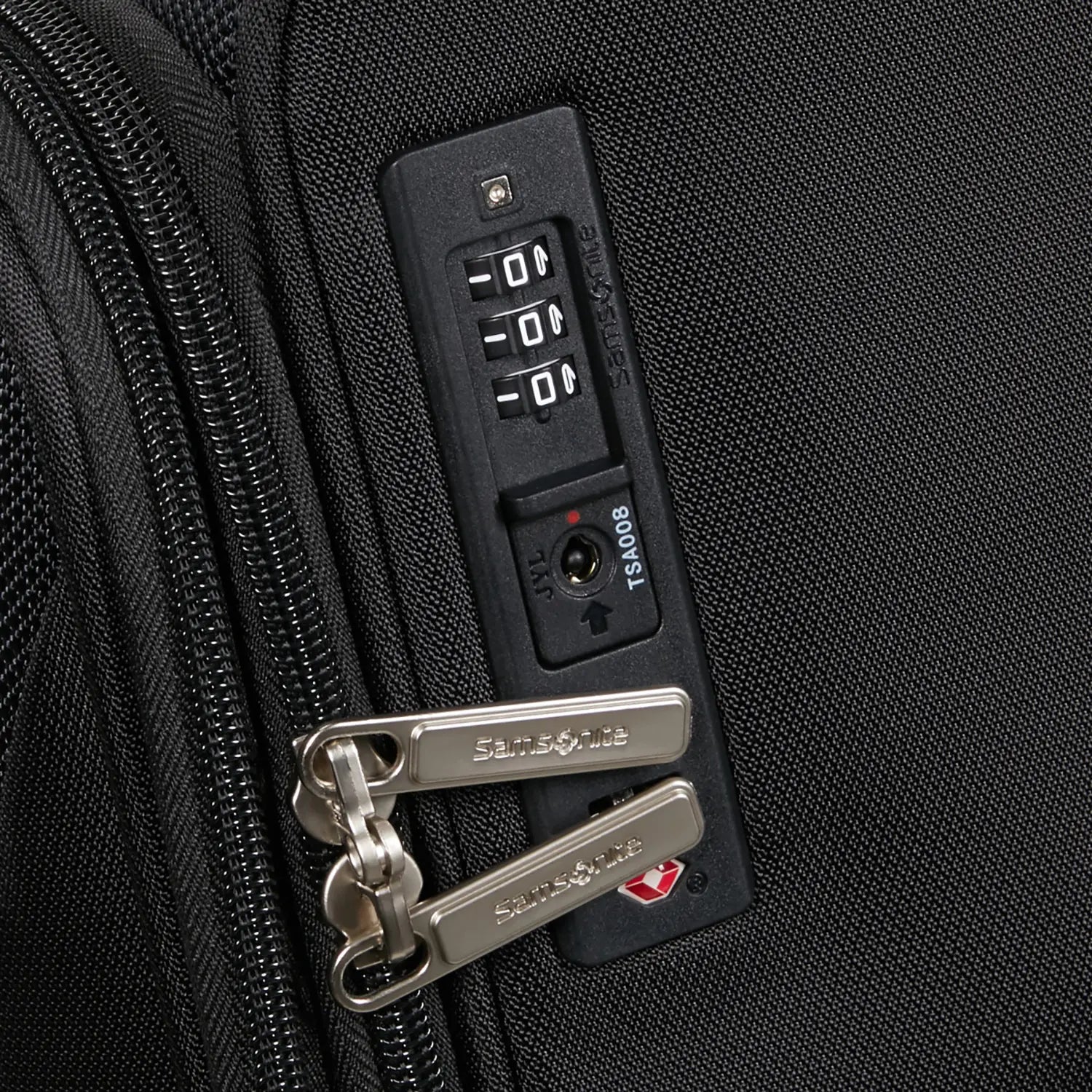 Detailaufnahme des TSA-Zahlenschlosses am Samsonite Base Breeze Spinner in schwarz
