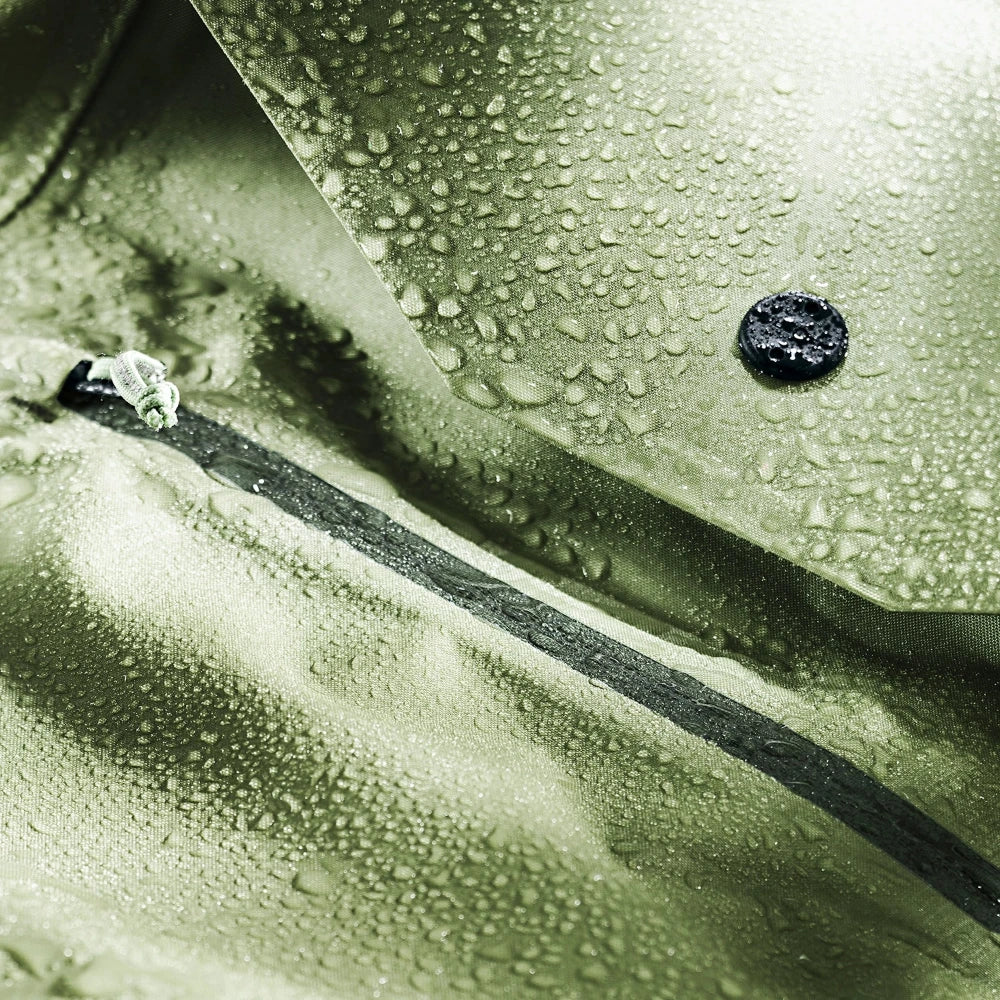 Detailbild von Wassertropfen auf Material