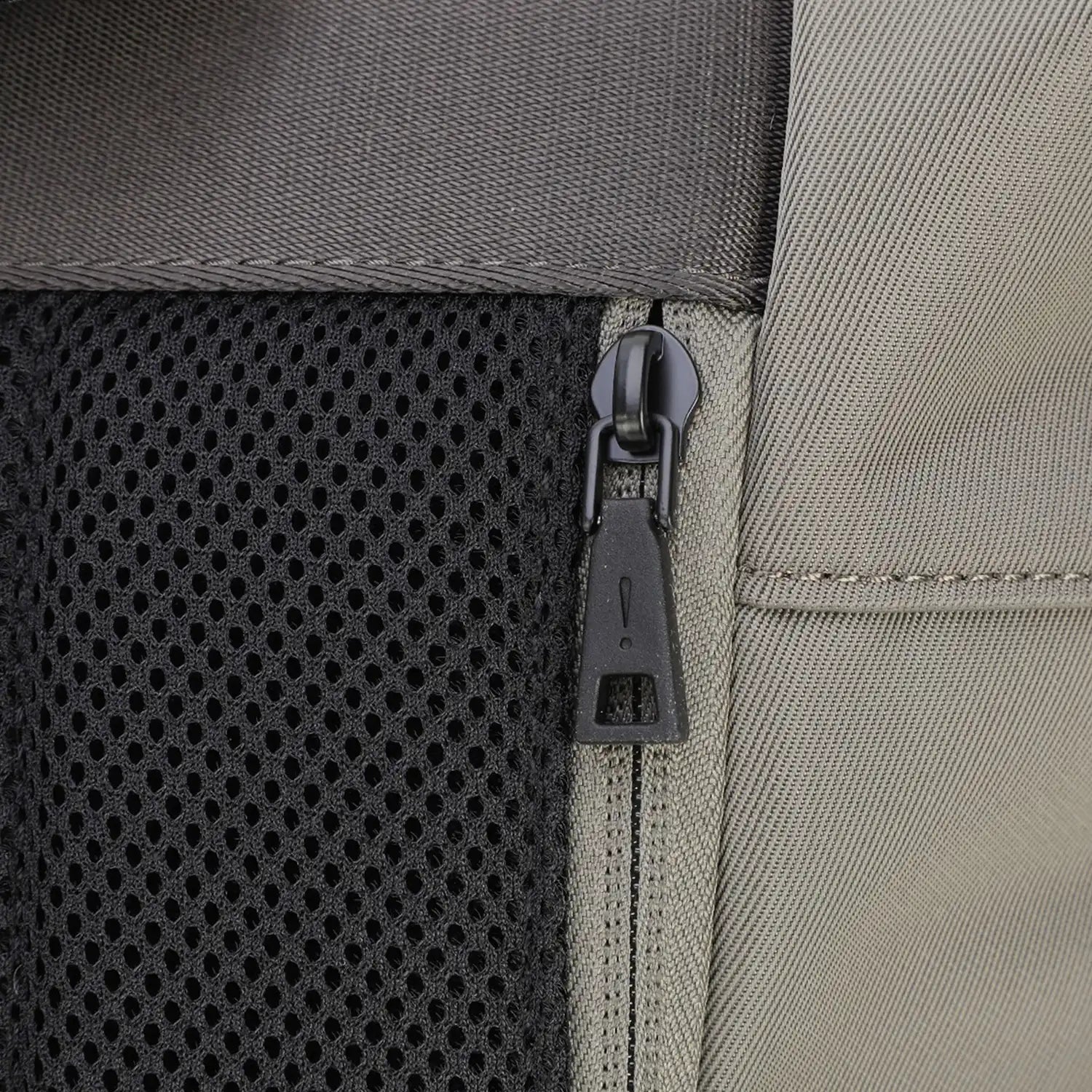 JOOP! Martano Tessuto Otis Backpack 45 cm Mud – Detailansicht verstecktes Reißverschlussfach hinten