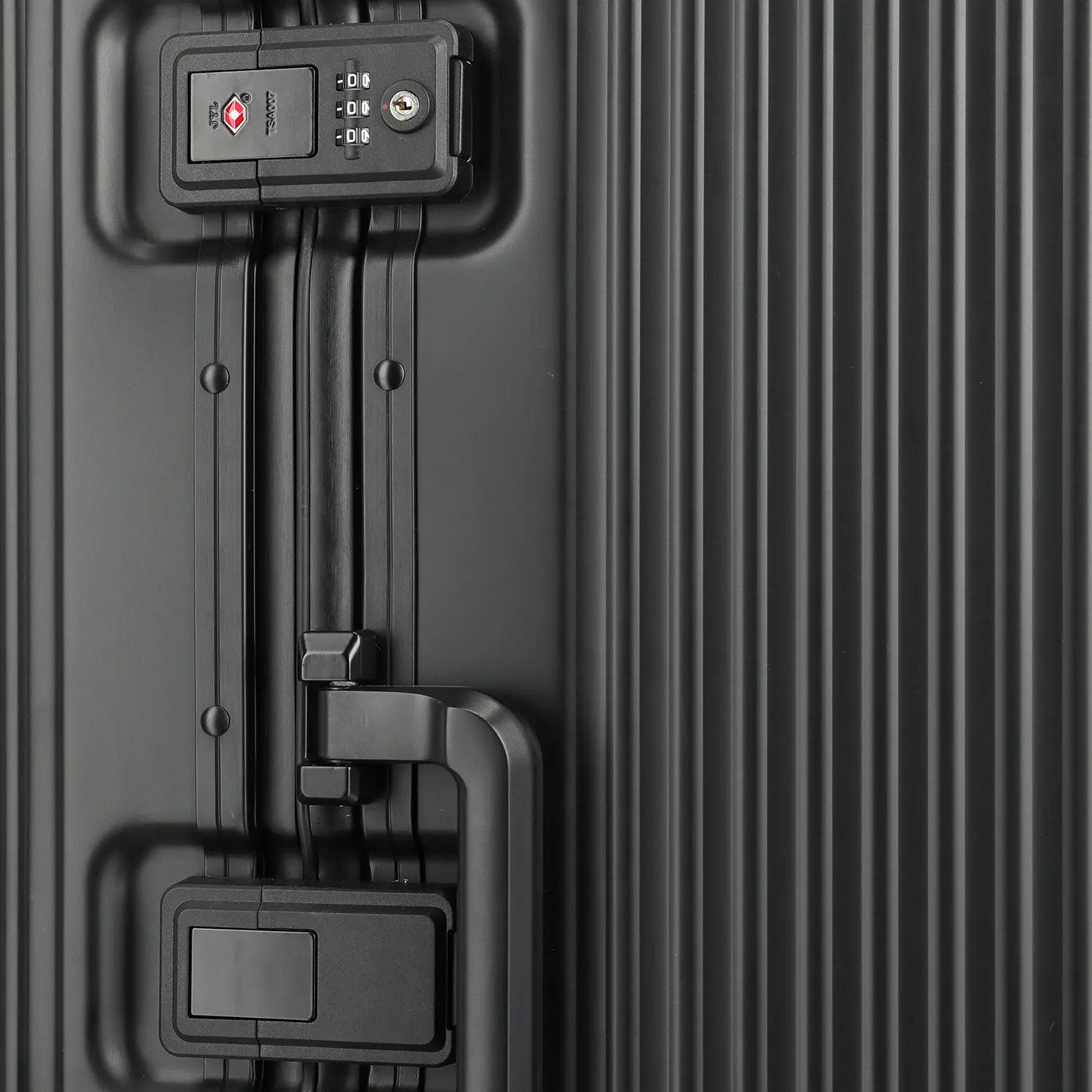 Travelite Next 4-Rollen Trunk L Schwarz – geräumiger, eleganter und robuster Reisekoffer 76 cm mit TSA Zahlenschloss