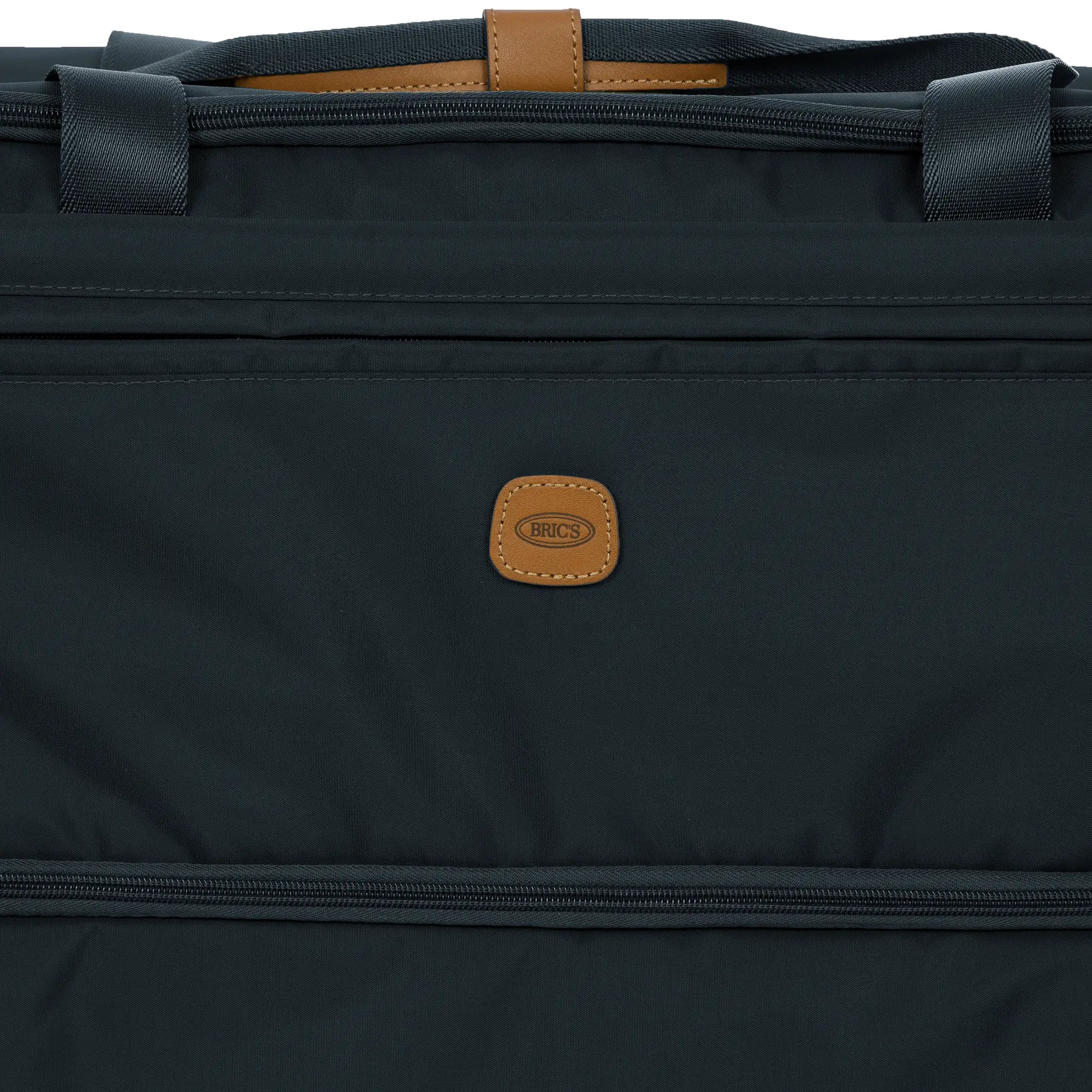 Logo der Marke Brics auf blauer Reisetasche