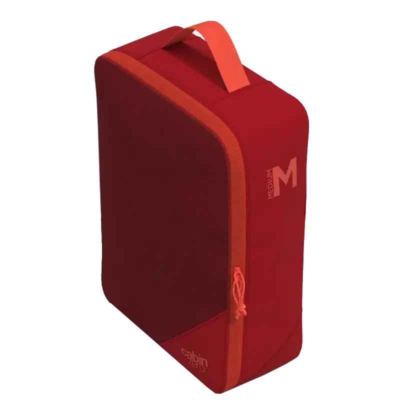 CabinZero Classic Packing Cube in Fiesta Red - Ansicht mit Griff und Reißverschluss