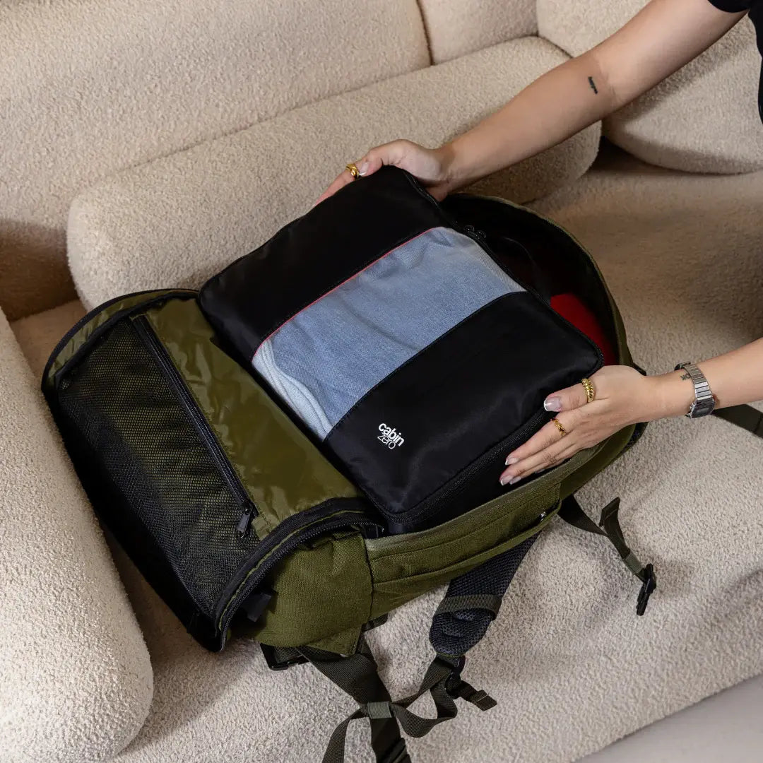 CabinZero Lux Packing Cube Large 35 cm in Schwarz - Imagebild beim packen in den Rucksack