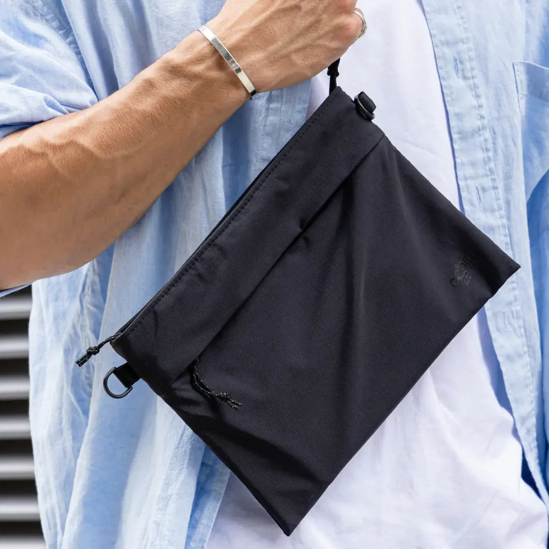 CabinZero Classic Sacoche Umhängetasche 2,5L 27 cm - Absolute Black in Gebrauch
