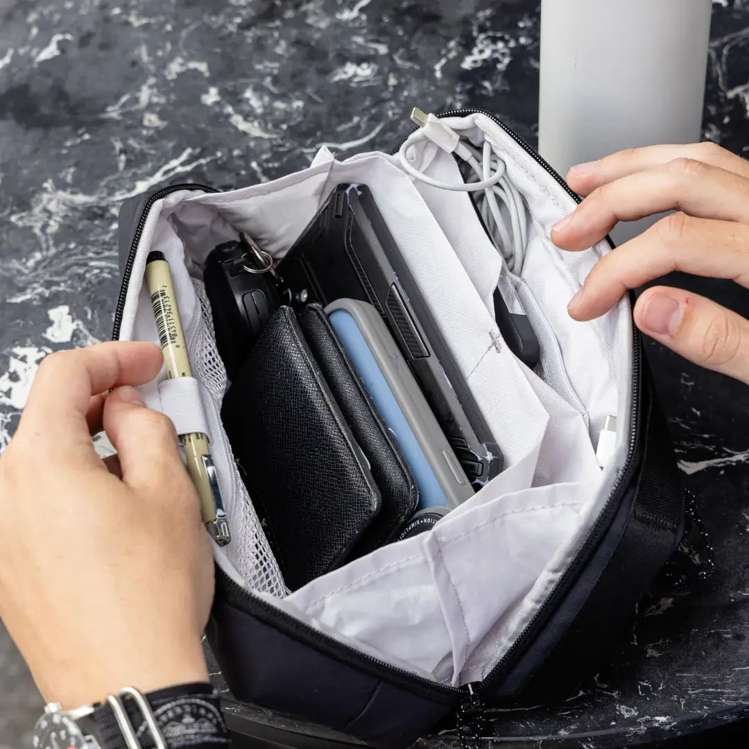 CabinZero Tech Pouch Norwegian Wood - Geöffnet mit sichtbaren Organisationsfächern
