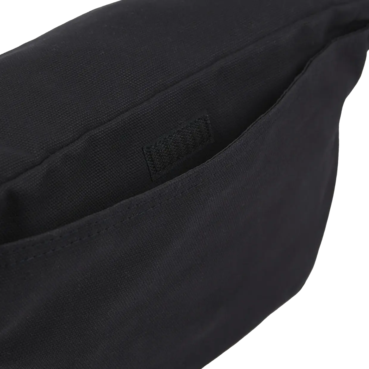 Detailaufnahme des robusten Duck-Canvas-Materials der Dickies Cross Body Bag in Schwarz