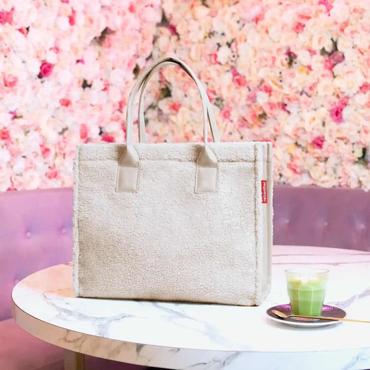 Lifestyle-Aufnahme Reisenthel Shopping Daily Shopper Teddy Sand – stilvolle Tasche für City und Reisen