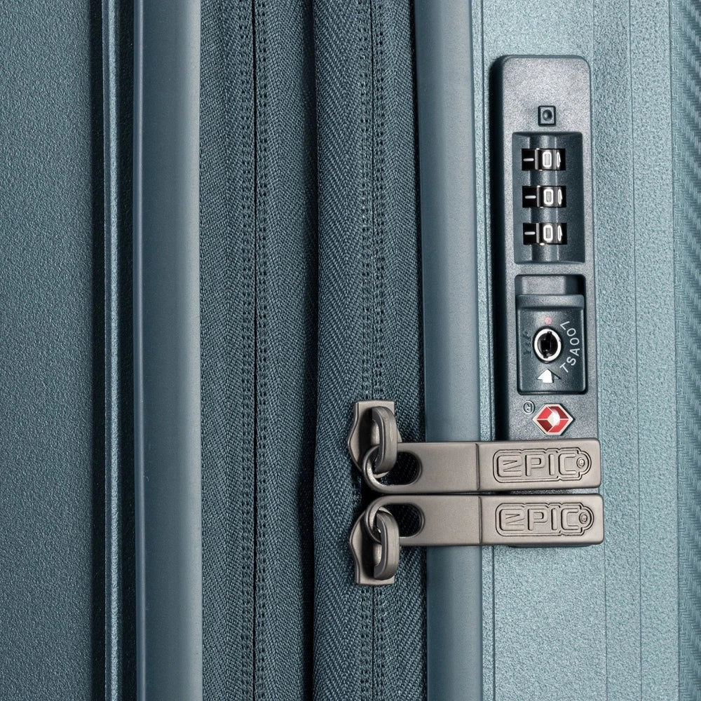 TSA Zahlenschloss mit eingehakten Zippern eines grünen Hartschalenkoffers von Epic