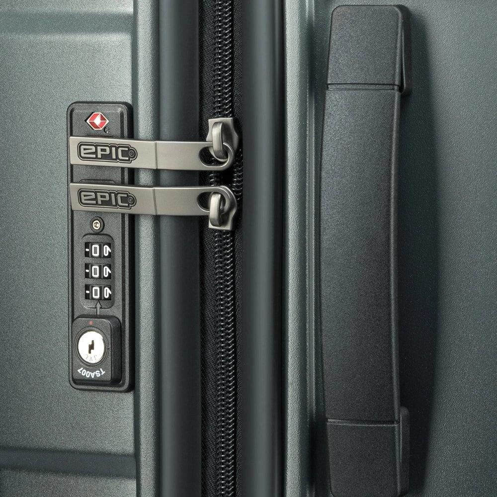 TSA Zahlenschloss mit eingehakten Zippern eines grünen Hartschalenkoffers von Epic