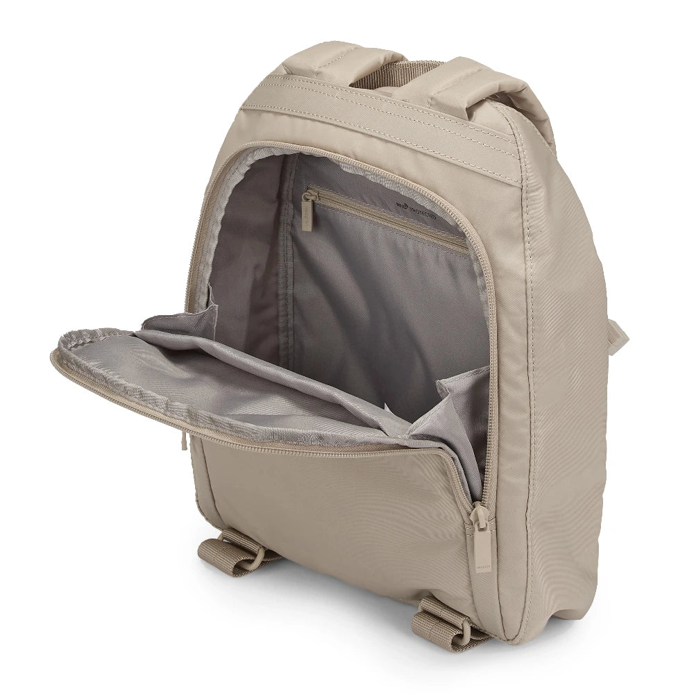 geöffneter Rucksack in Beige