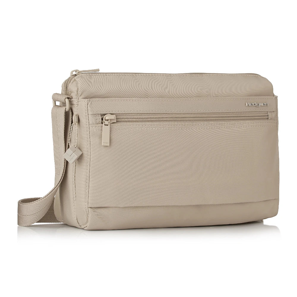 Frontalansicht einer Hedgren Umhängetasche in Beige