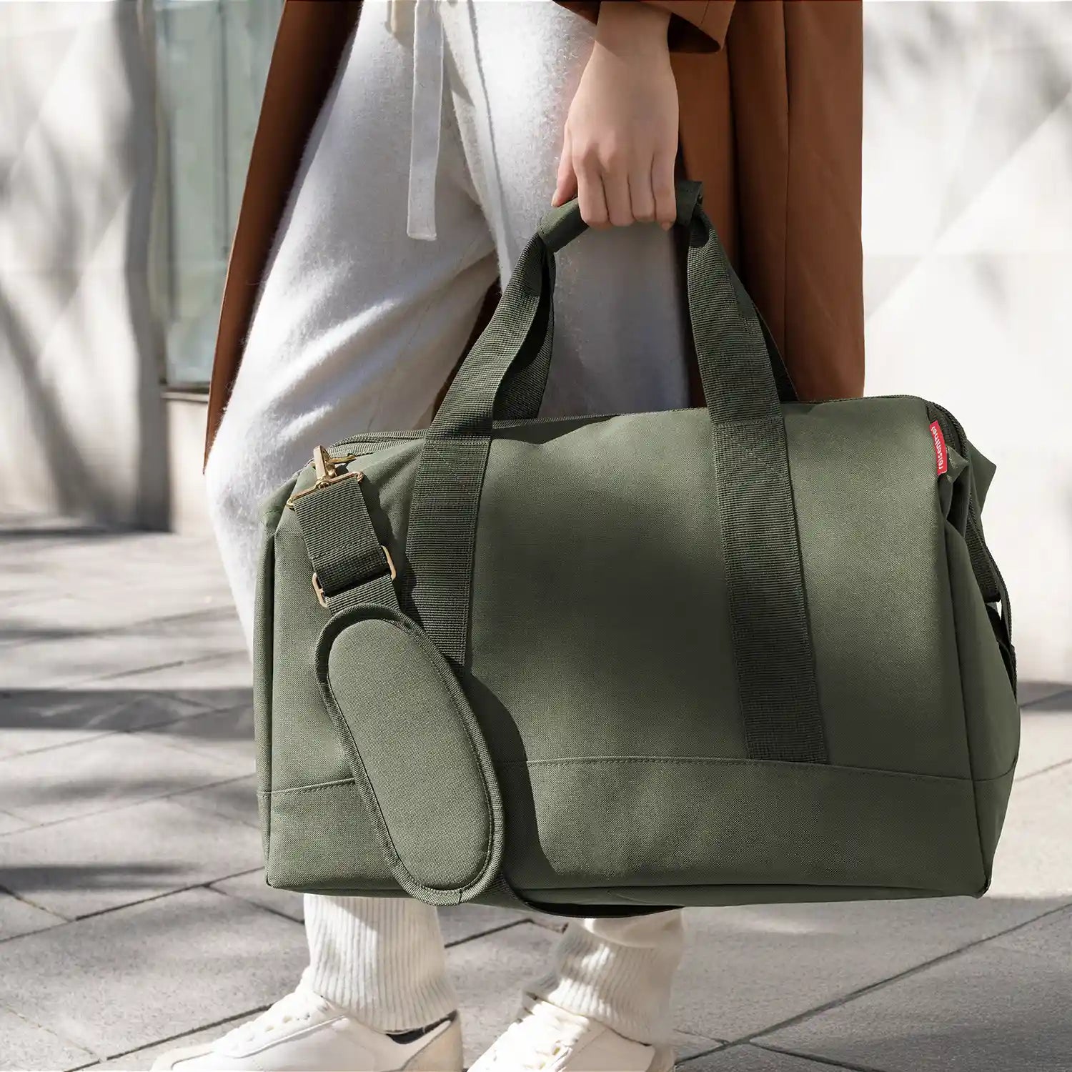 Lifestyle-Aufnahme Reisenthel Travelling Allrounder L Forest Gold – elegante Reisetasche für Wochenendtrips