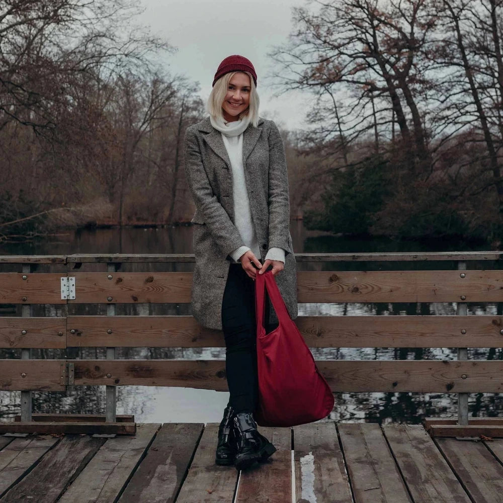 Notabag Original Wine Red 65 cm - Lifestyle-Aufnahme der vielseitigen Tasche