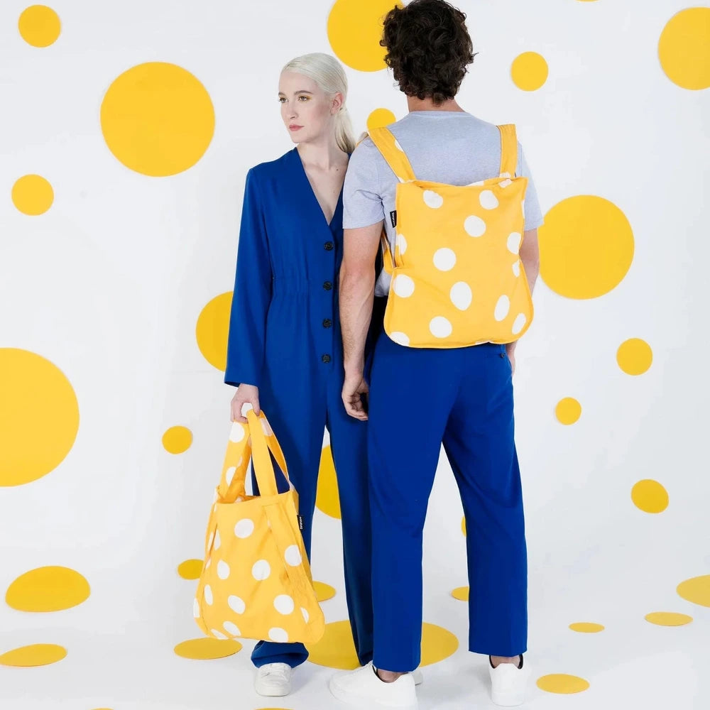 Notabag Original Tasche Golden Dots 65 cm - Lifestyle-Aufnahme mit zwei Tragemöglichkeiten