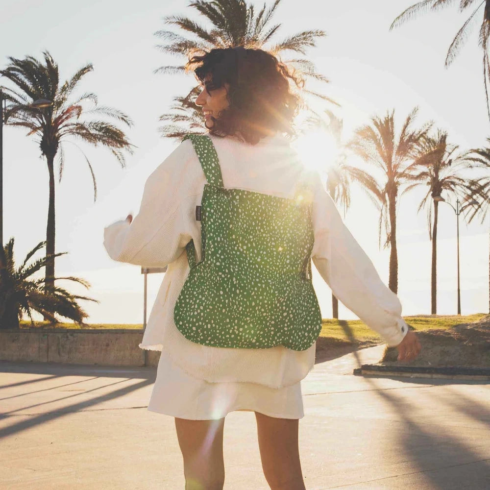 Notabag Original Green Sprinkle - Lifestyle-Aufnahme mit Rucksackunktion