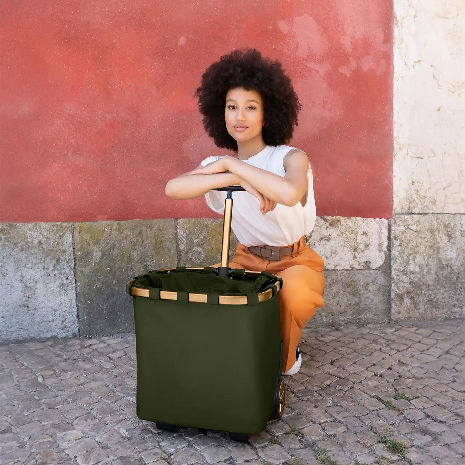 Lifestyle-Aufnahme Reisenthel Shopping Carrycruiser Forest Gold – stilvoller Einkaufsroller für Stadt und Wochenmarkt