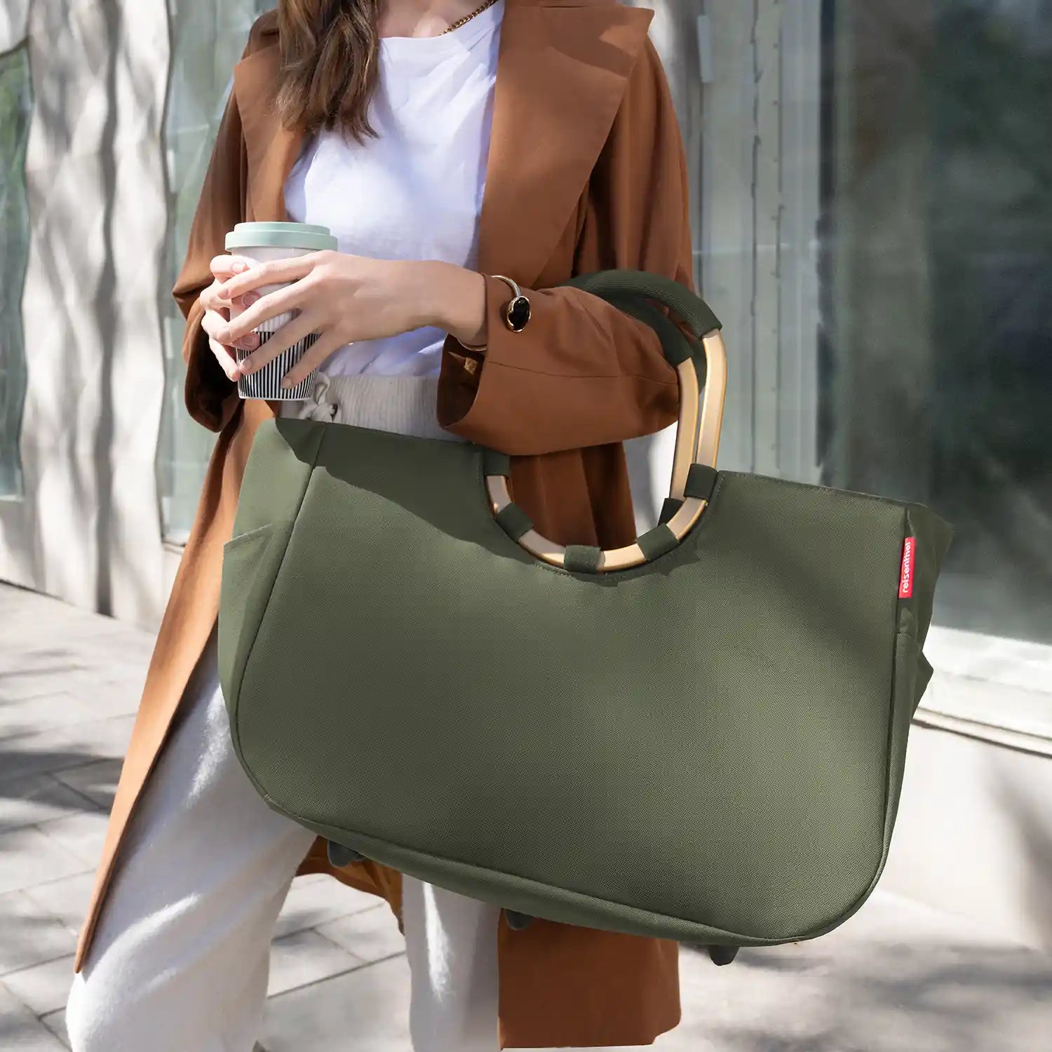 Lifestyle-Aufnahme Reisenthel Loopshopper L Forest Gold – stilvoller Shopper für Stadt, Markt und Freizeit