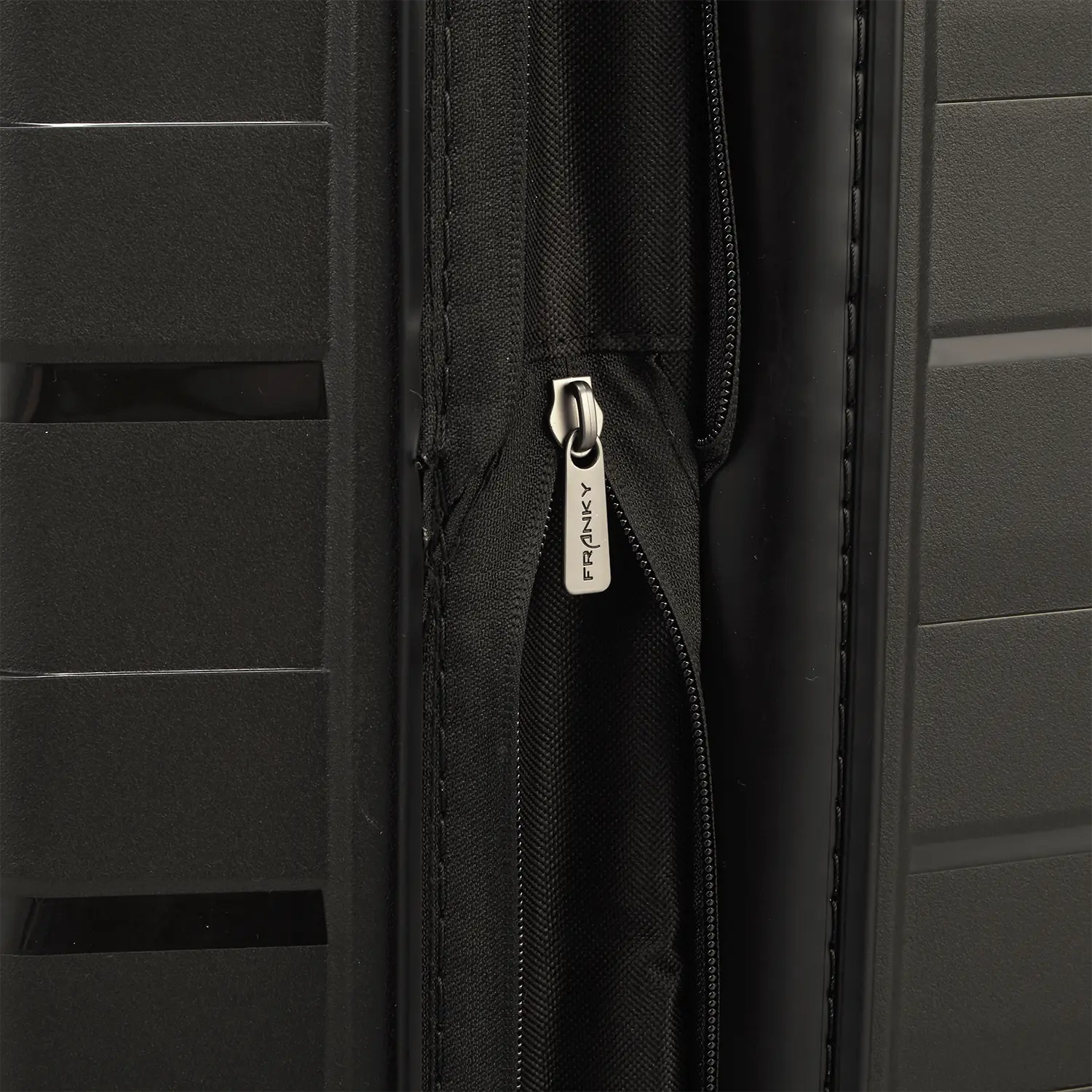 PP21 Mittelgroßer Reisekoffer 67cm schwarz - 4-Rollen Trolley mit Dehnfalte 57-63L