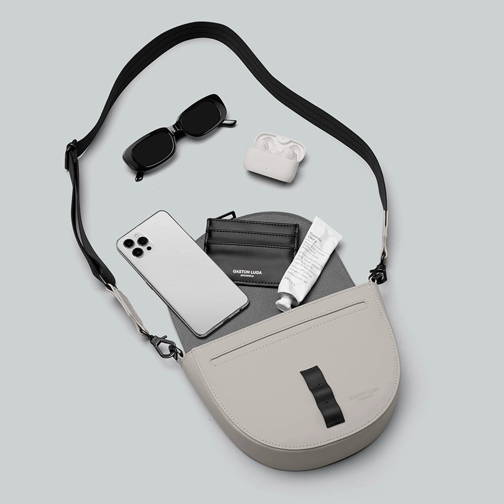 Gaston Luga Spläsh Moon Crossbody Bag 21 cm in Latte – elegante Umhängetasche für Damen und Herren