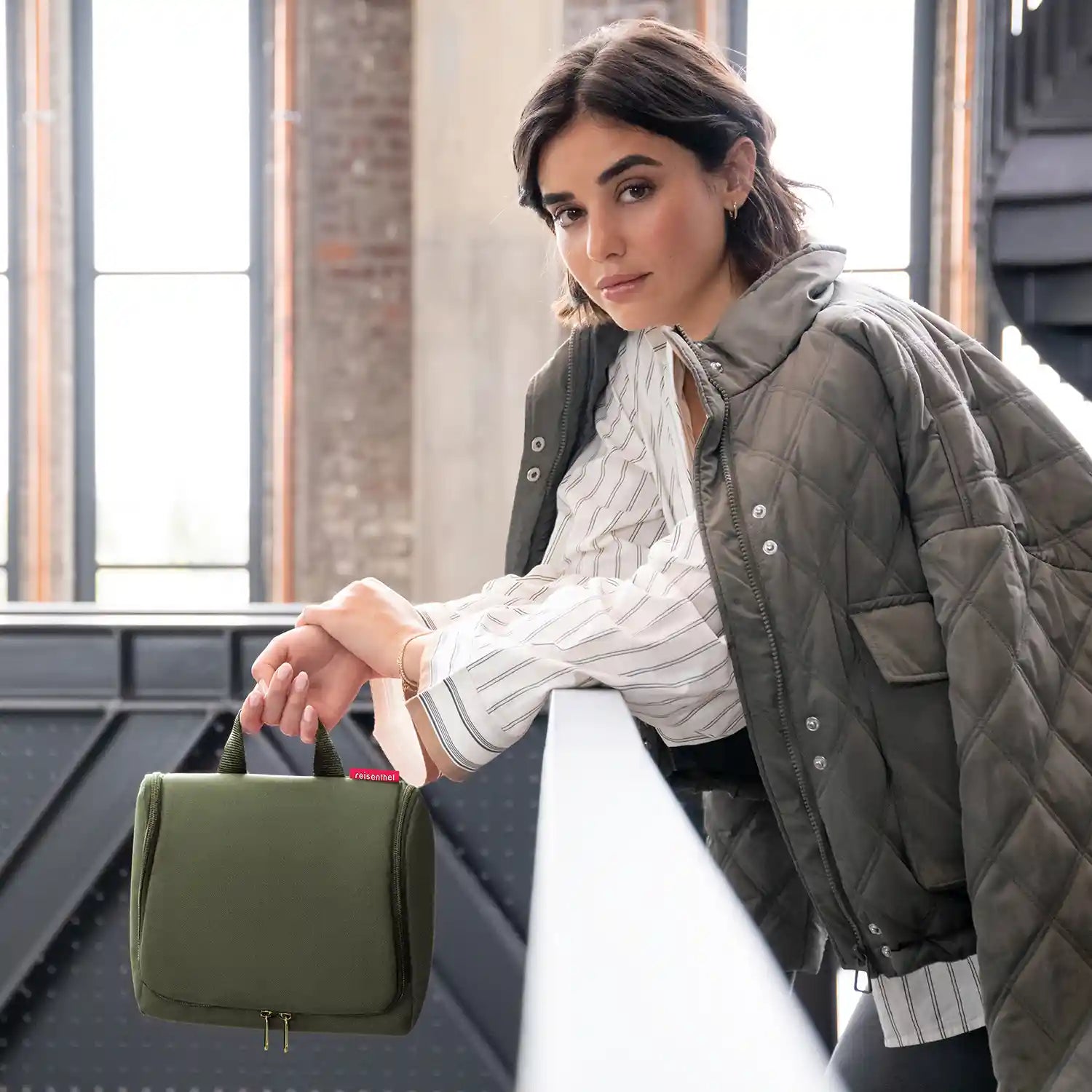 Lifestyle-Aufnahme Reisenthel Travelling Toiletbag XL Forest Gold – elegante und funktionale Reise-Kosmetiktasche