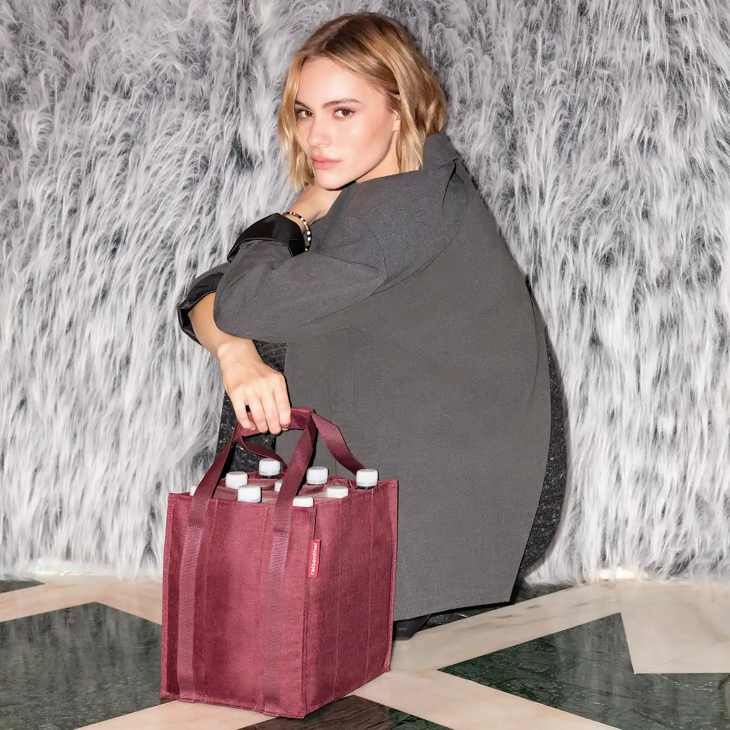 Lifestyle-Aufnahme Reisenthel Shopping Bottlebag Twist Maroon – stilvolle Flaschentasche für Einkauf und Freizeit