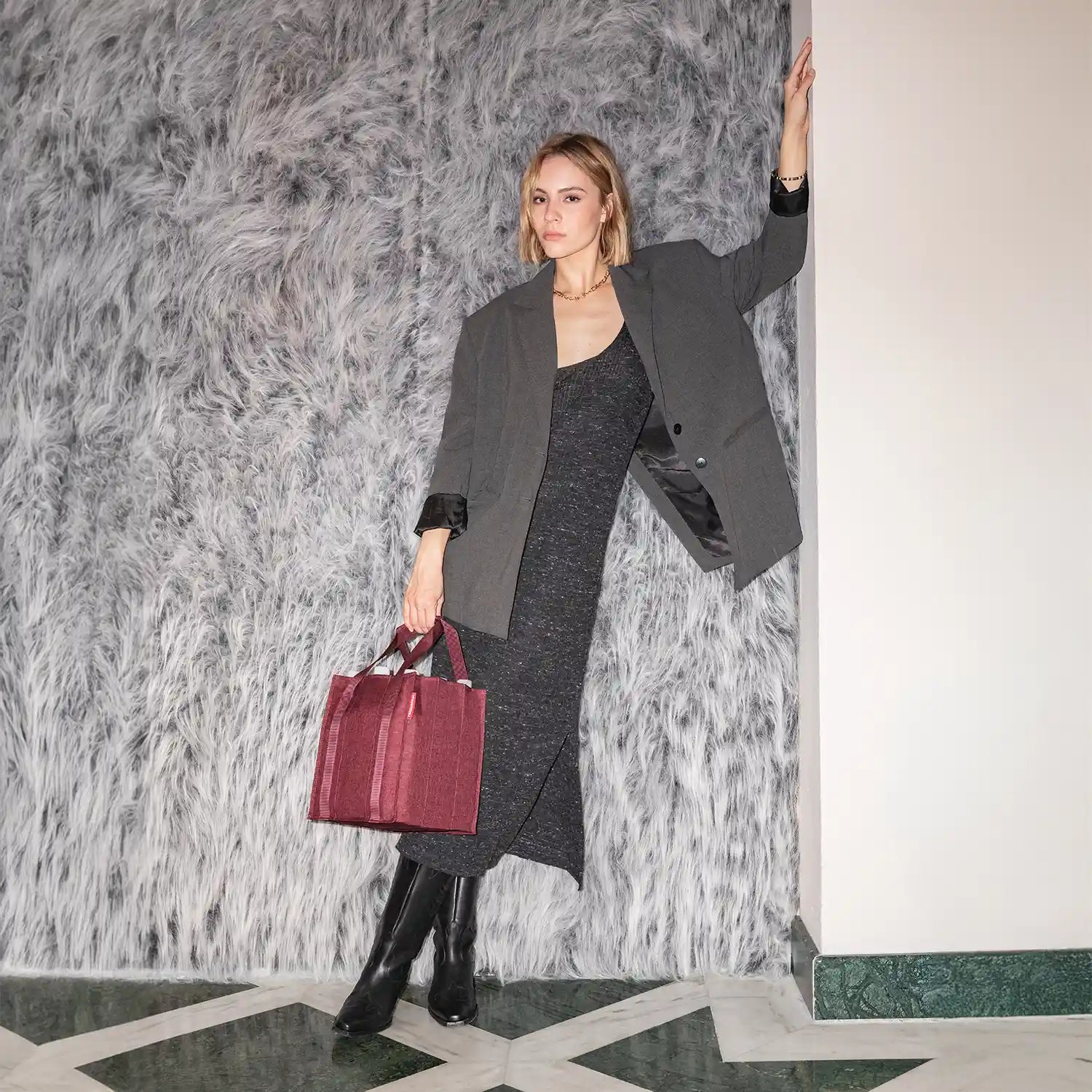 Lifestyle-Aufnahme Reisenthel Shopping Bottlebag Twist Maroon – stilvolle Flaschentasche für Einkauf und Freizeit