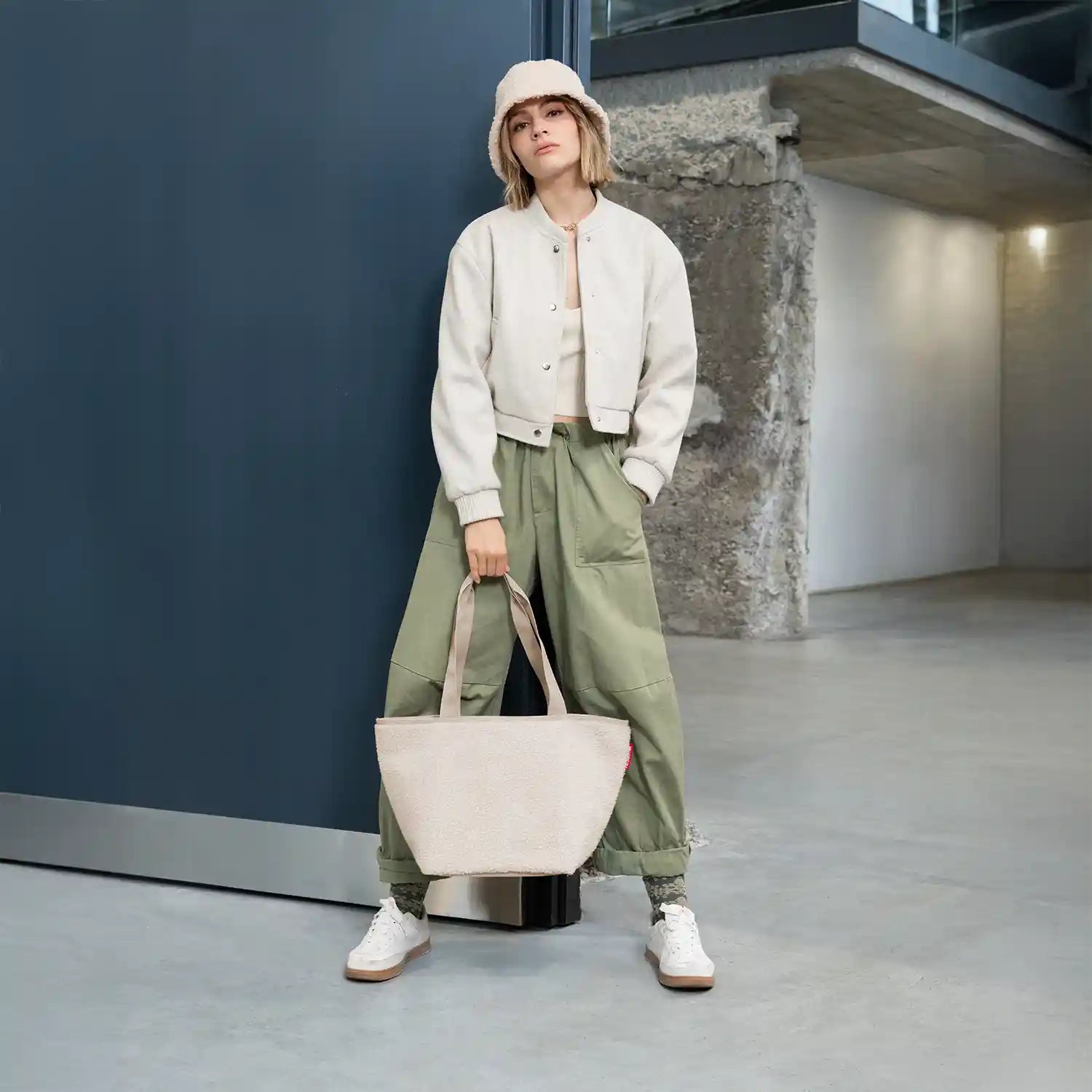 Lifestyle-Aufnahme Reisenthel Shopping Shopper M Teddy Sand – stilvolle Tasche für City und Reisen