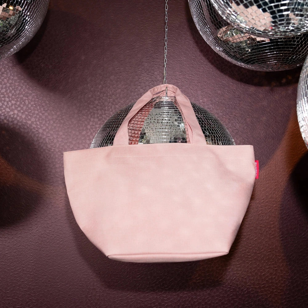Detailbild von Tasche hängend an einer Diskokugel