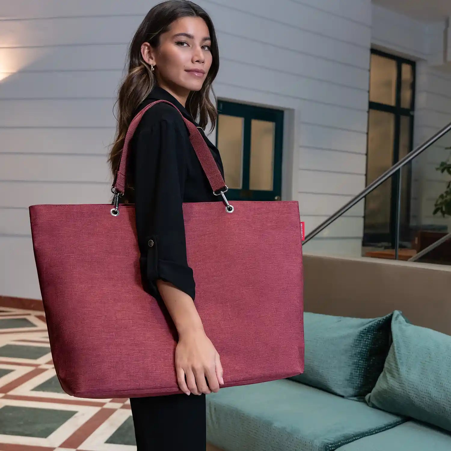 Lifestyle-Aufnahme Reisenthel Shopping Shopper Twist Maroon – stilvolle Einkaufstasche für Stadt, Markt und Reisen