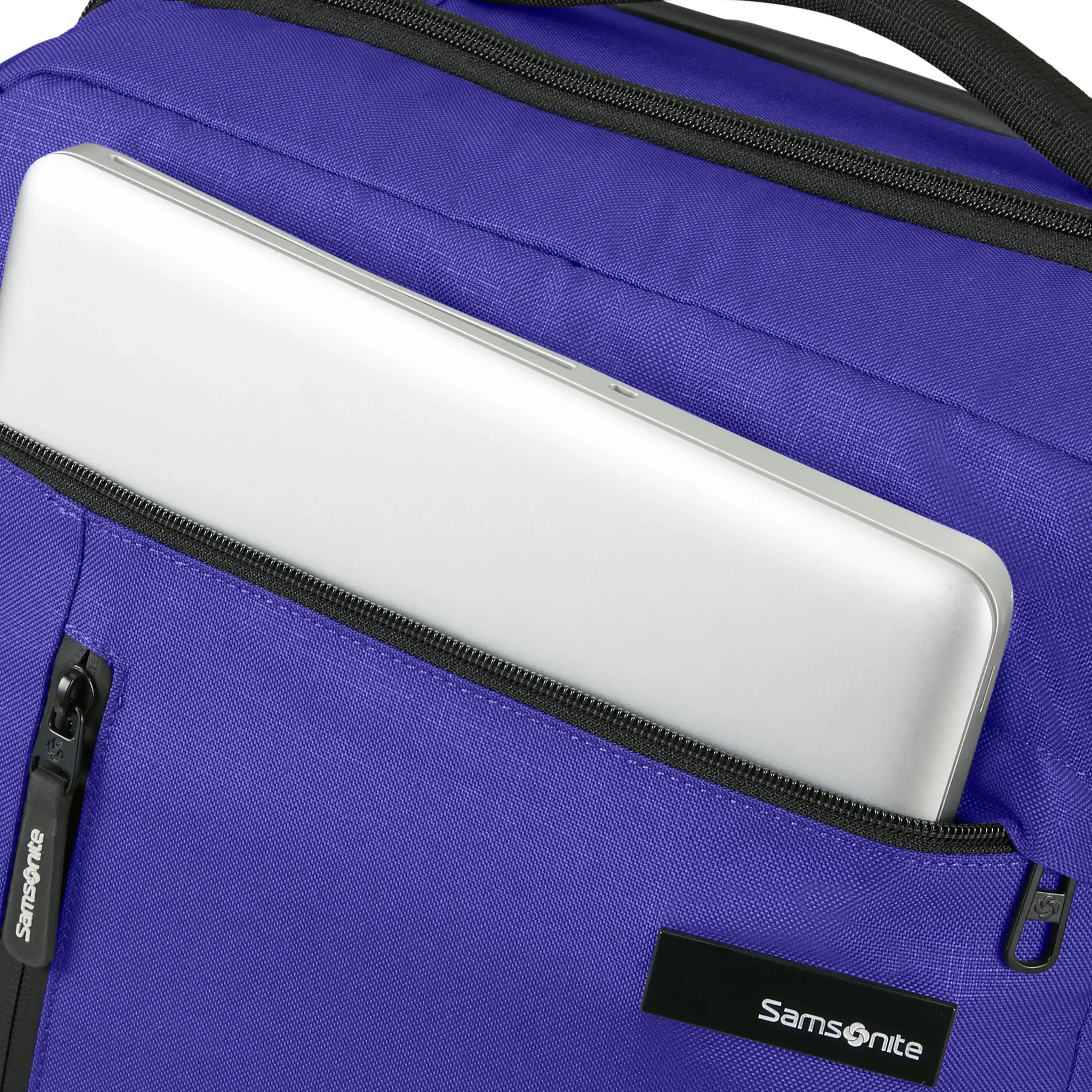 Samsonite Roader Rollreisetasche 55 cm dark blue - Detailansicht vom Reißverschluss-Frontfach für Laptop