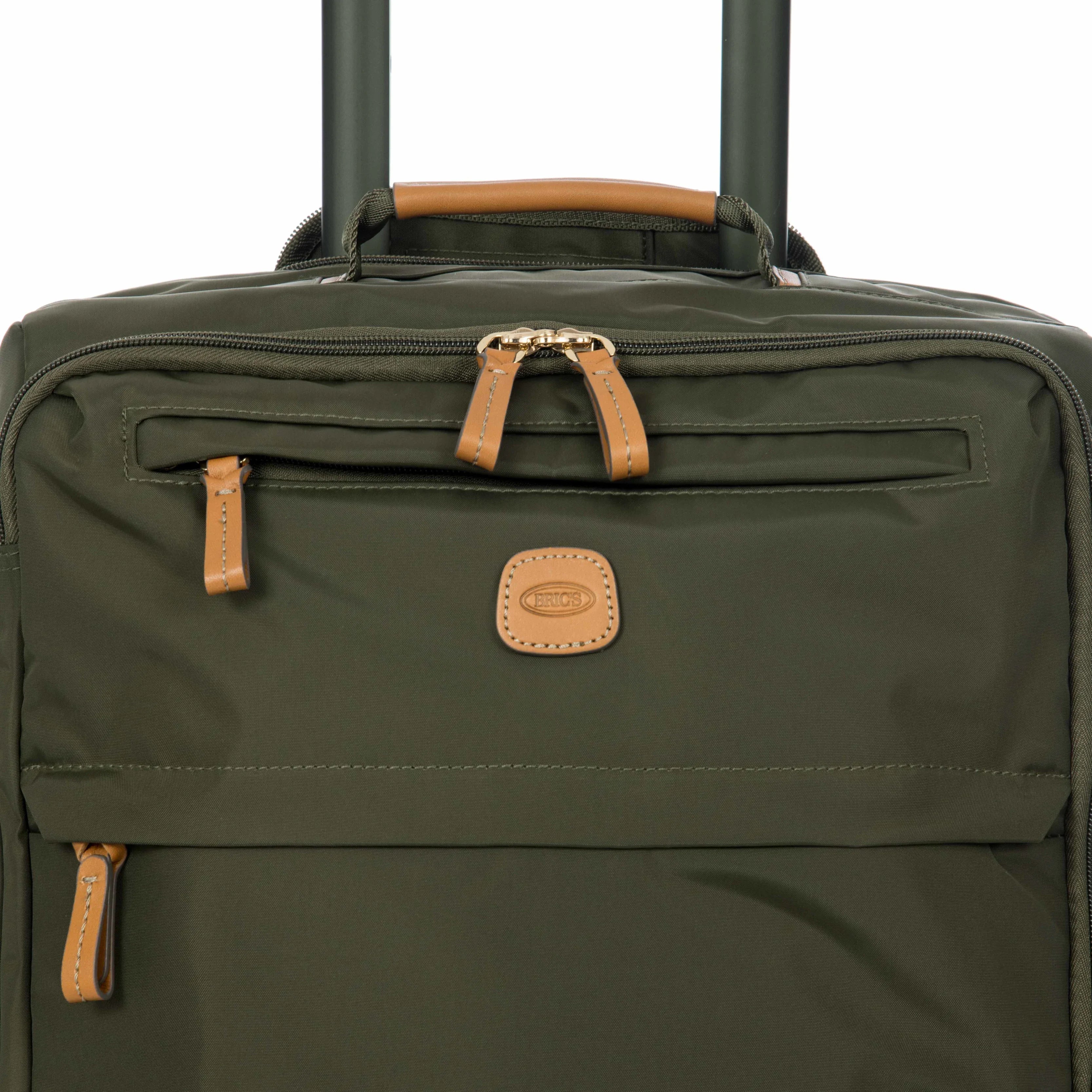 Brics X-Travel Kabinentrolley Olive - Frontansicht mit charakteristischem Brics-Logo und Lederdetails