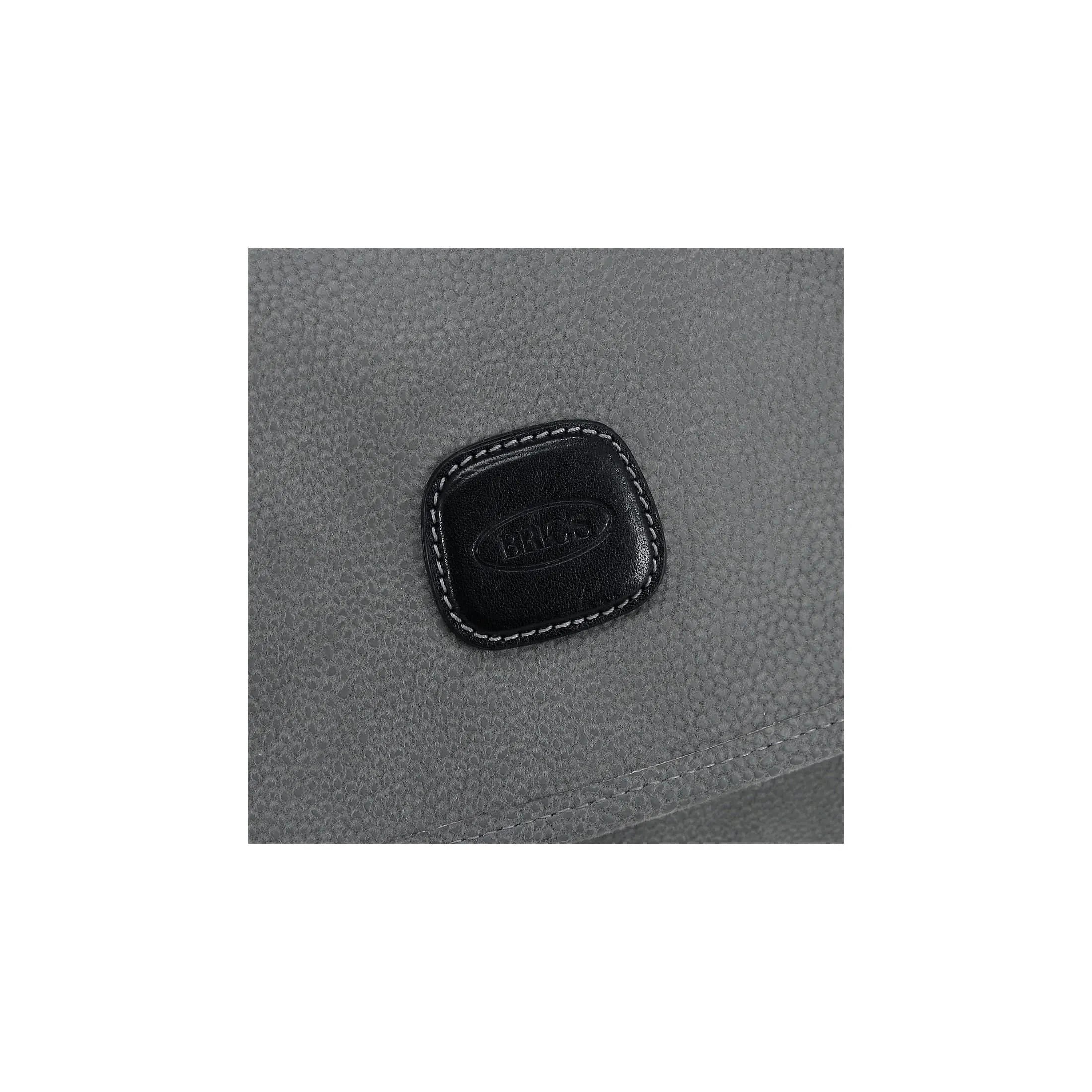 Brics Life Kosmetiktasche 26 cm, grau, Detailansicht mit geprägtem Logo auf Lederapplikation