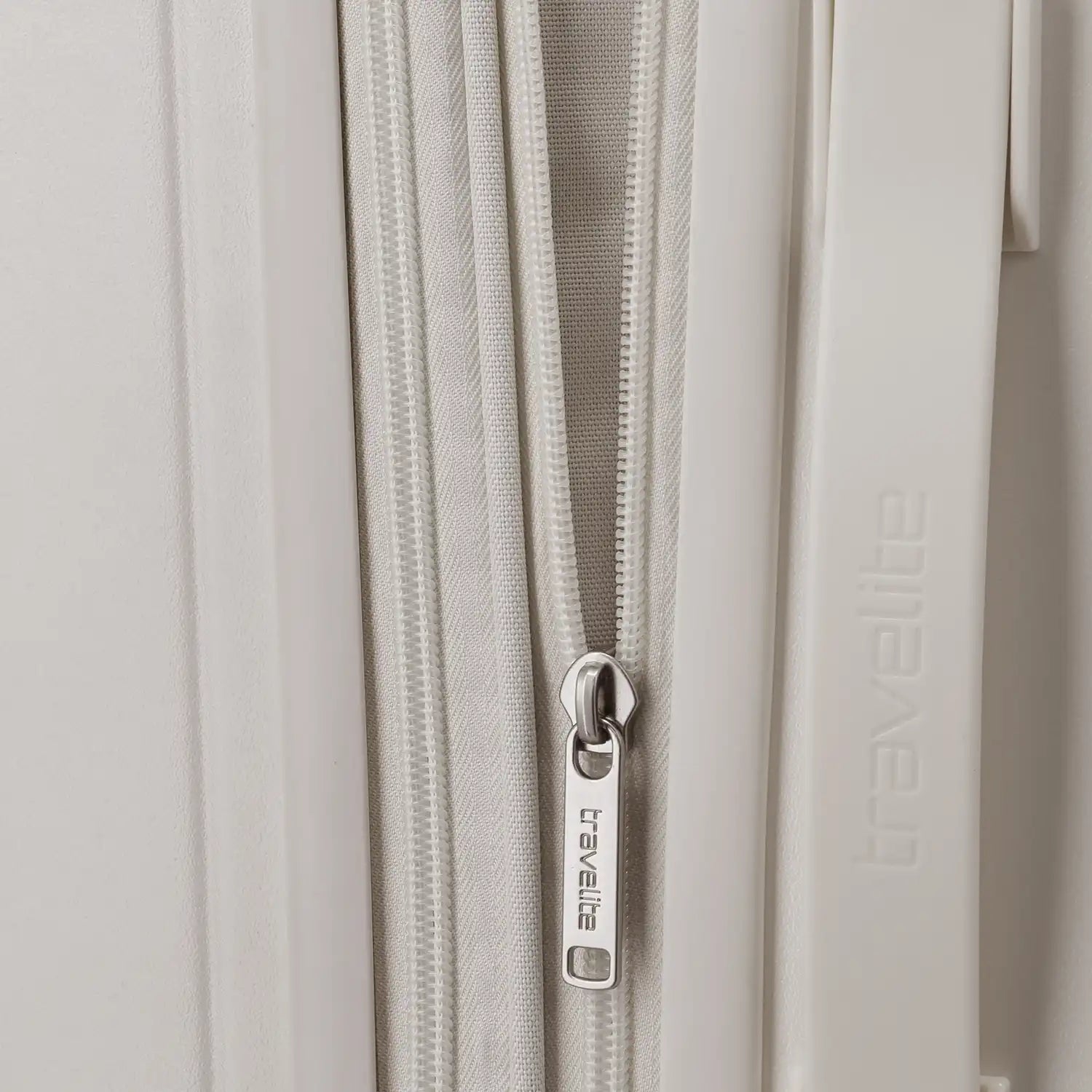 Detailaufnahme der Dehnfalte beim Travelite Panello Trolley M in Ivory