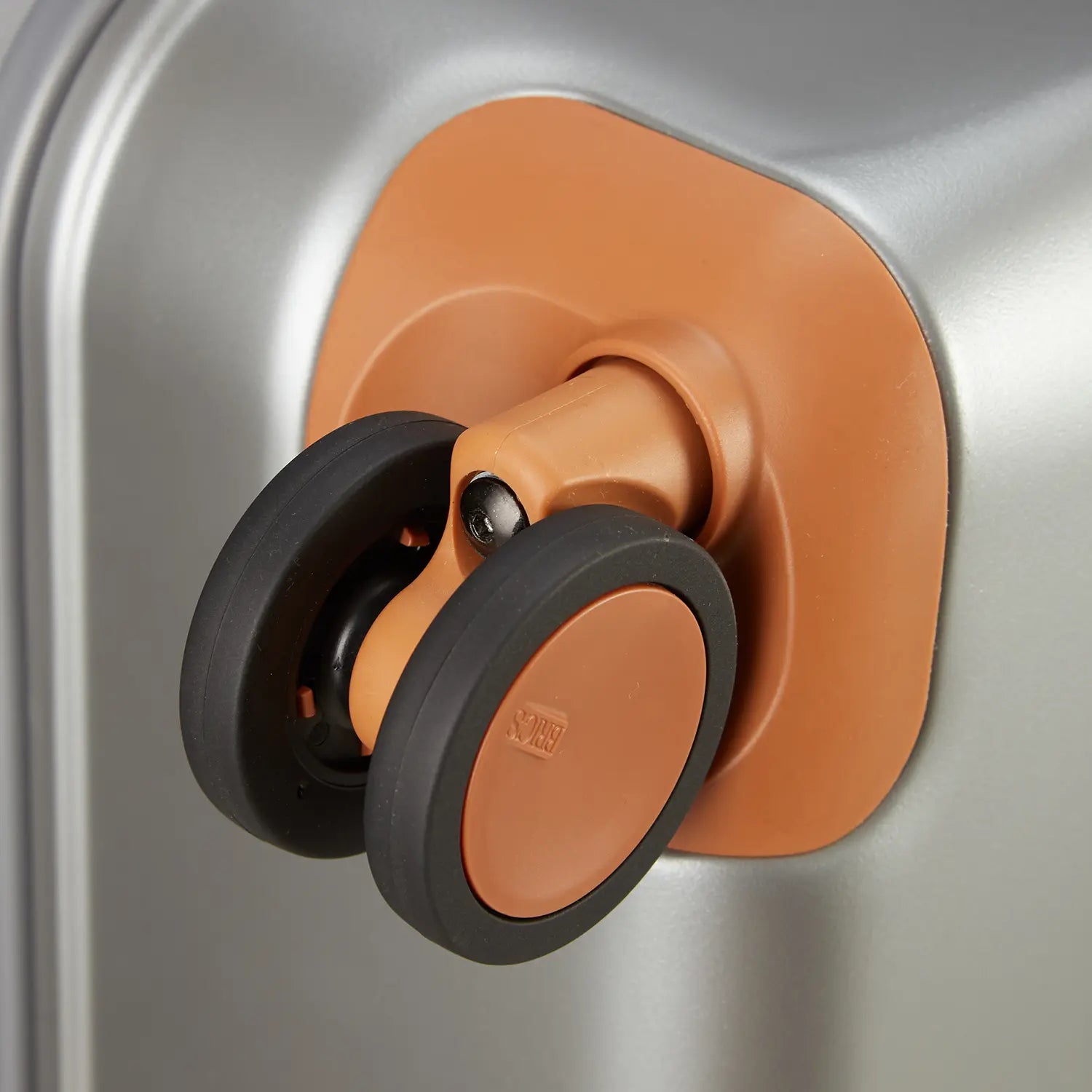 Brics Amalfi 4-Rollen Trolley BAQ08355-006 - Nahaufnahme der vier 360° drehbaren Rollen für optimale Mobilität