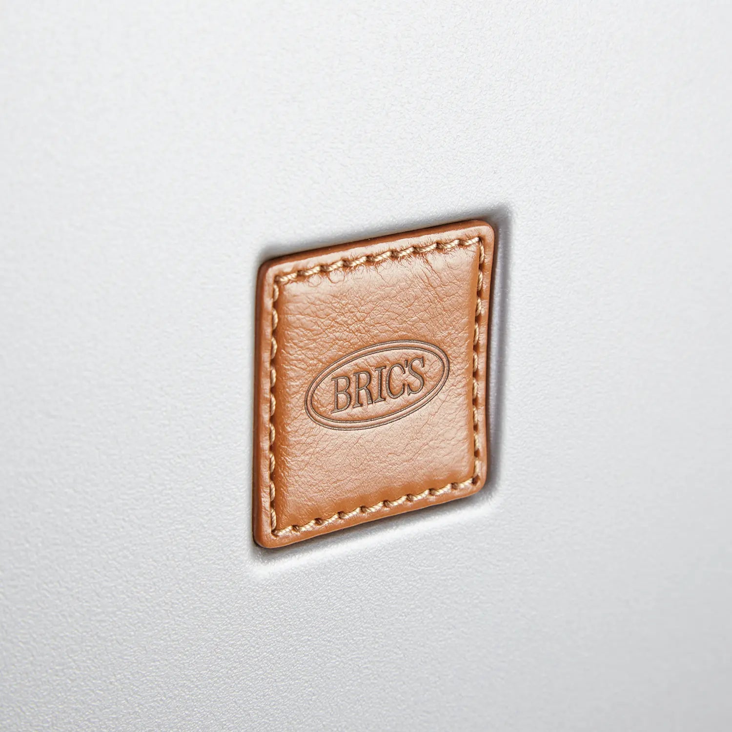 Brics Amalfi Trolley BAQ08355-006 - Detailansicht des Logos aus Leder