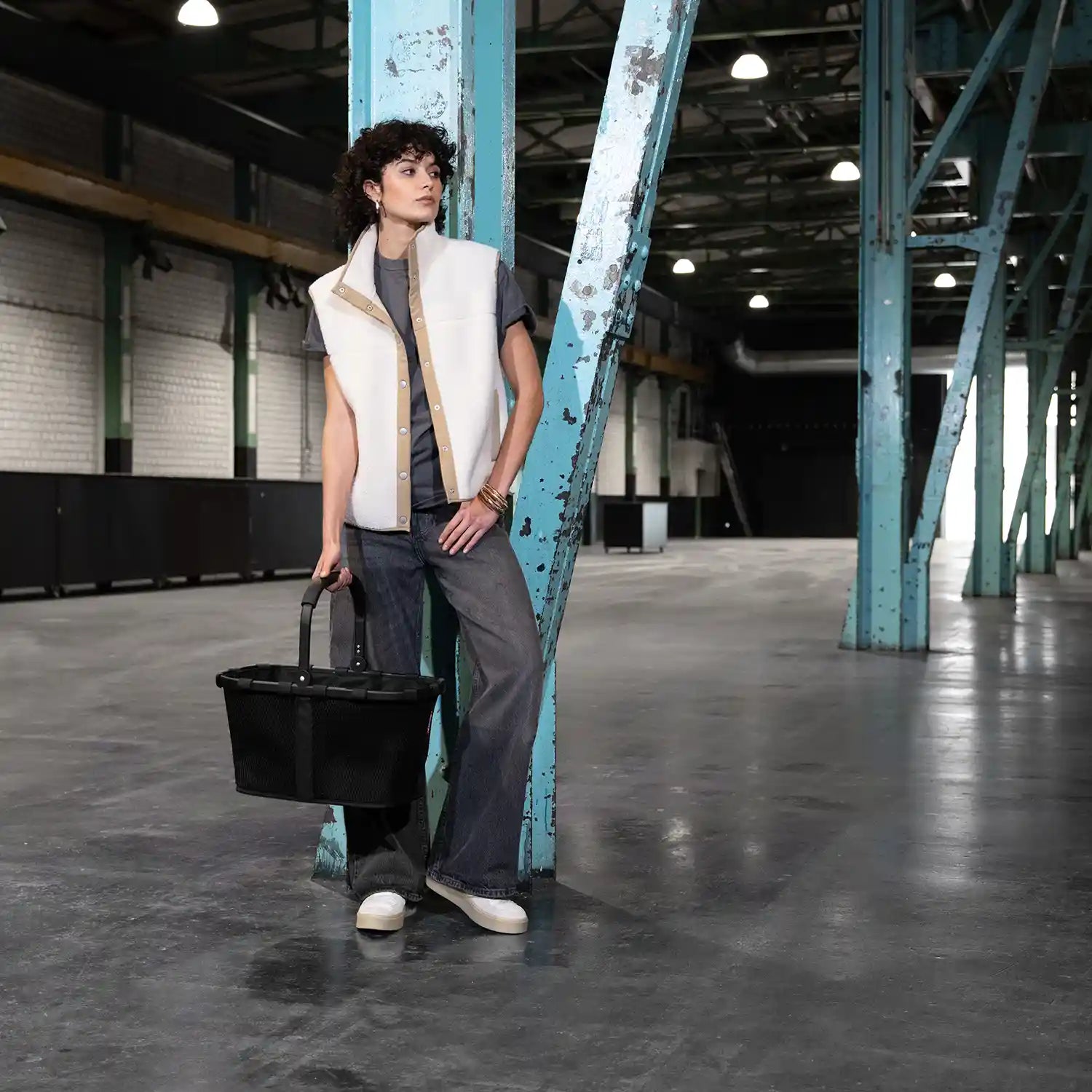 Lifestyle Bild – Reisenthel Carrybag Einkaufskorb 48 cm Mesh Black beim Einkaufen