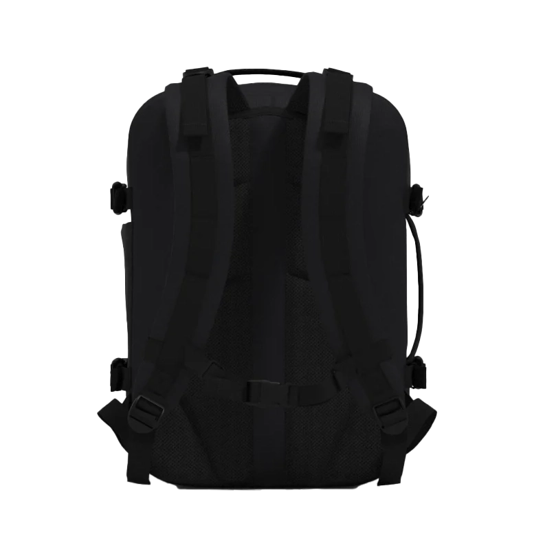 Rückansicht CabinZero Military Cabin Backpack 28L – ergonomische Schultergurte und Rückenpolsterung in Schwarz