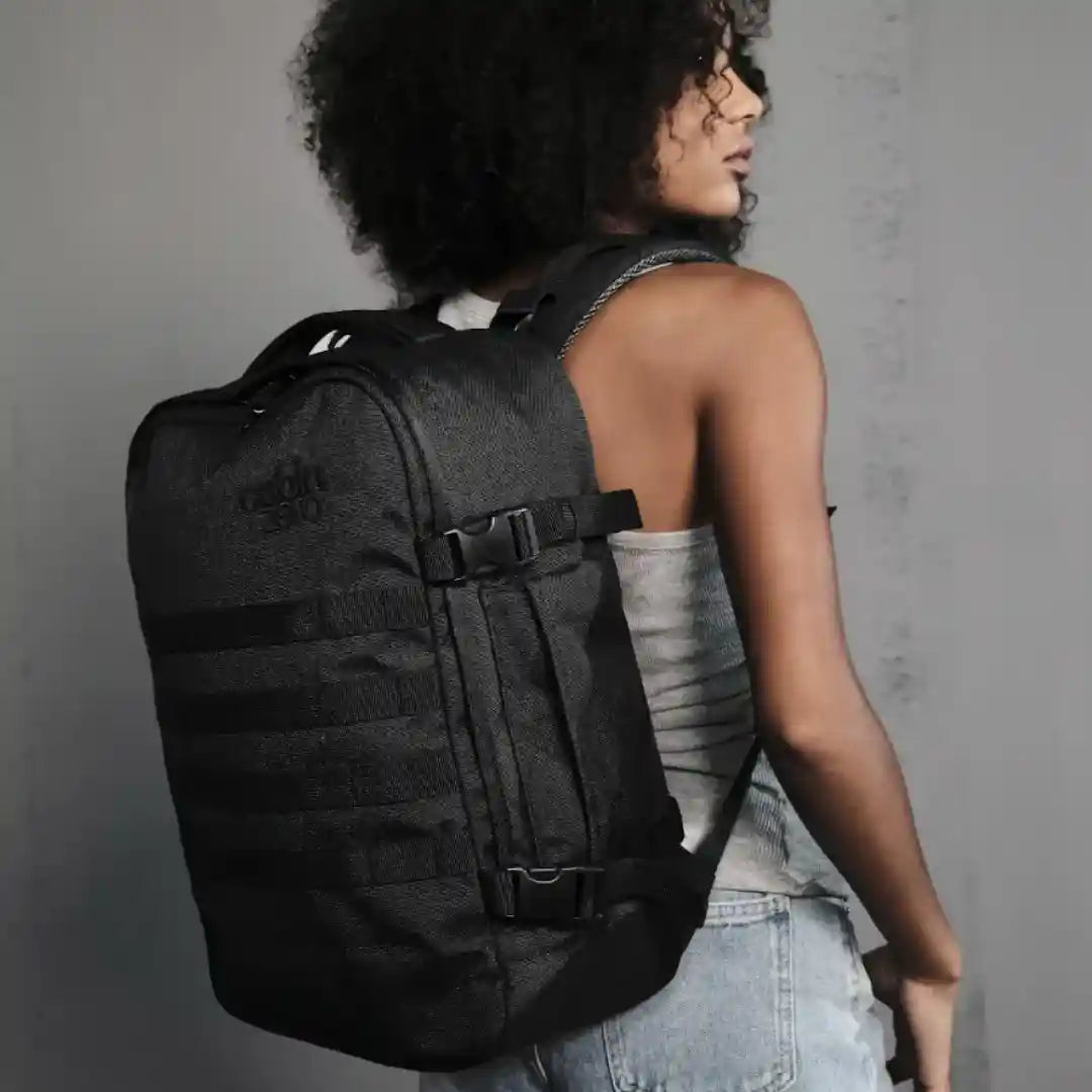 Lifestyle-Aufnahme CabinZero Military 28L Cabin Backpack Schwarz – stilvoller Rucksack für Reisen und Alltag