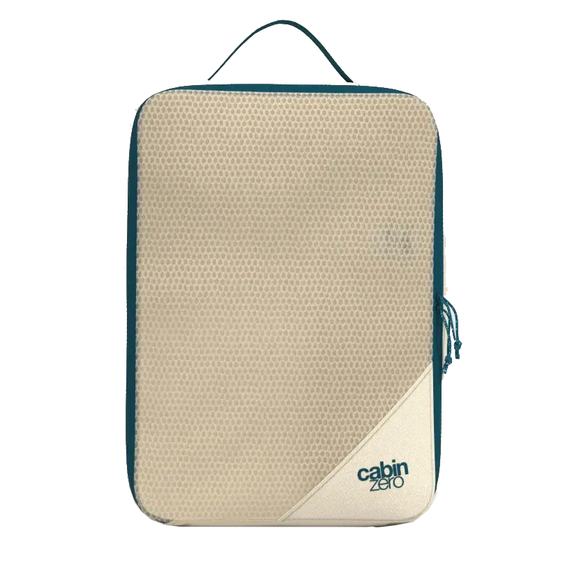 CabinZero Classic Packing Cube Medium 25 cm in Oyster White - Frontansicht mit Griff oben