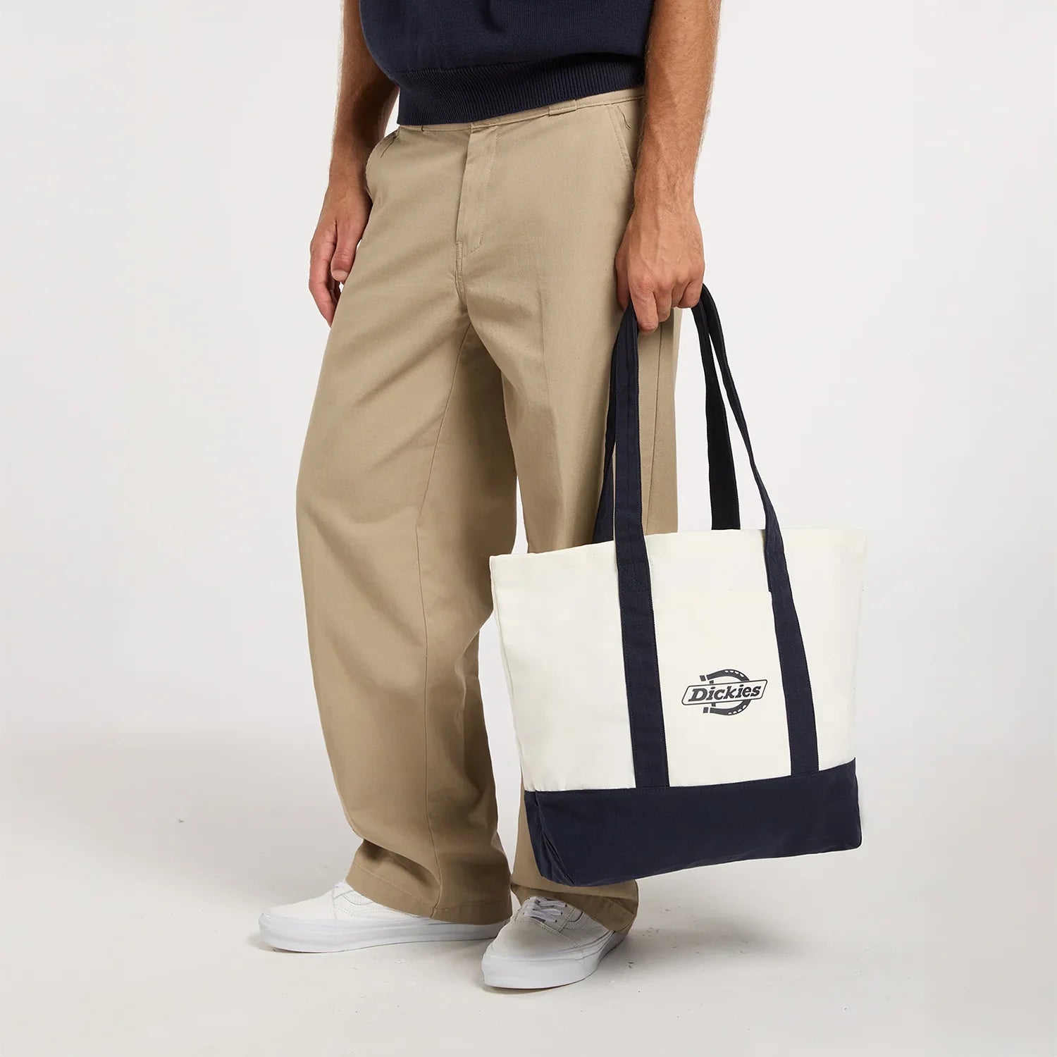 Person trägt die Dickies Logo Canvas Tote 49 cm in Night Sky